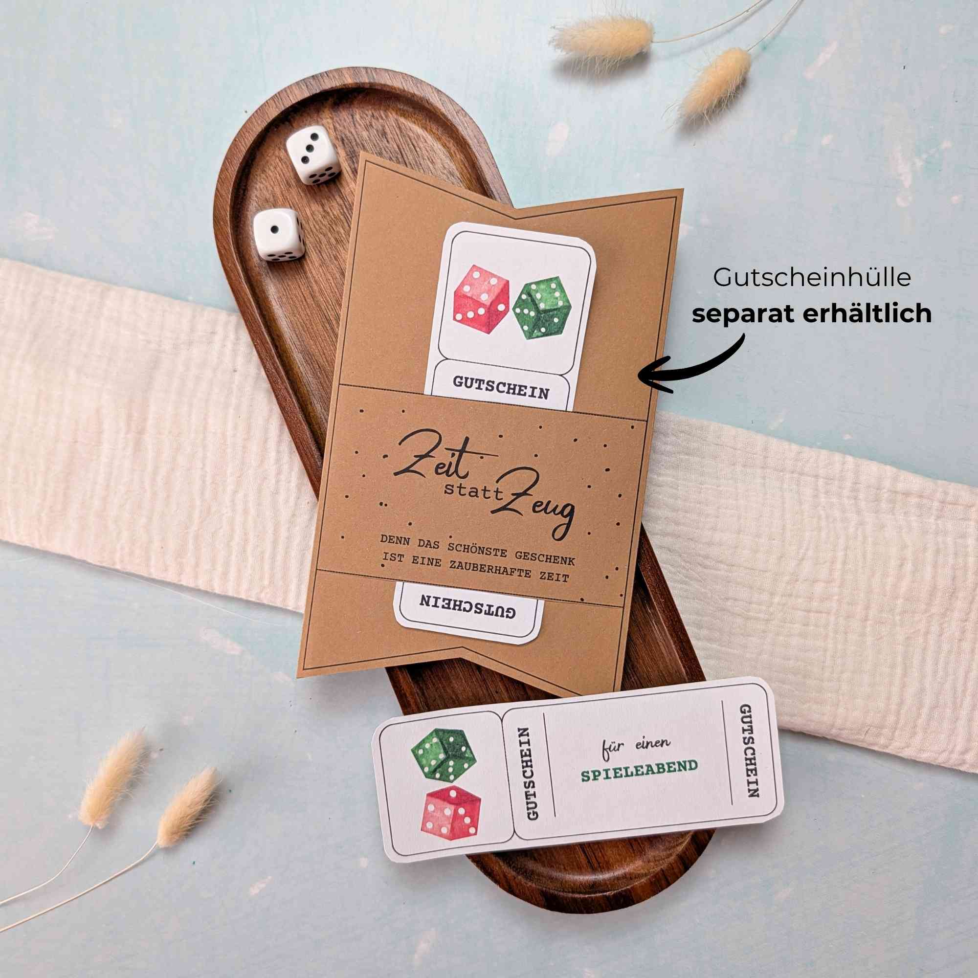 Spieleabend Gutschein Vorlage zum Ausdrucken. Der Gutschein steckt in einer Gutscheinkarte, auf der steht „Zeit statt Zeug“. Diese Gutscheinkarte muss separat erworben werden. Liebevoll gestaltete Druckvorlagen, um ganz einfach einen Gutschein Spieleabend selber basteln zu können.