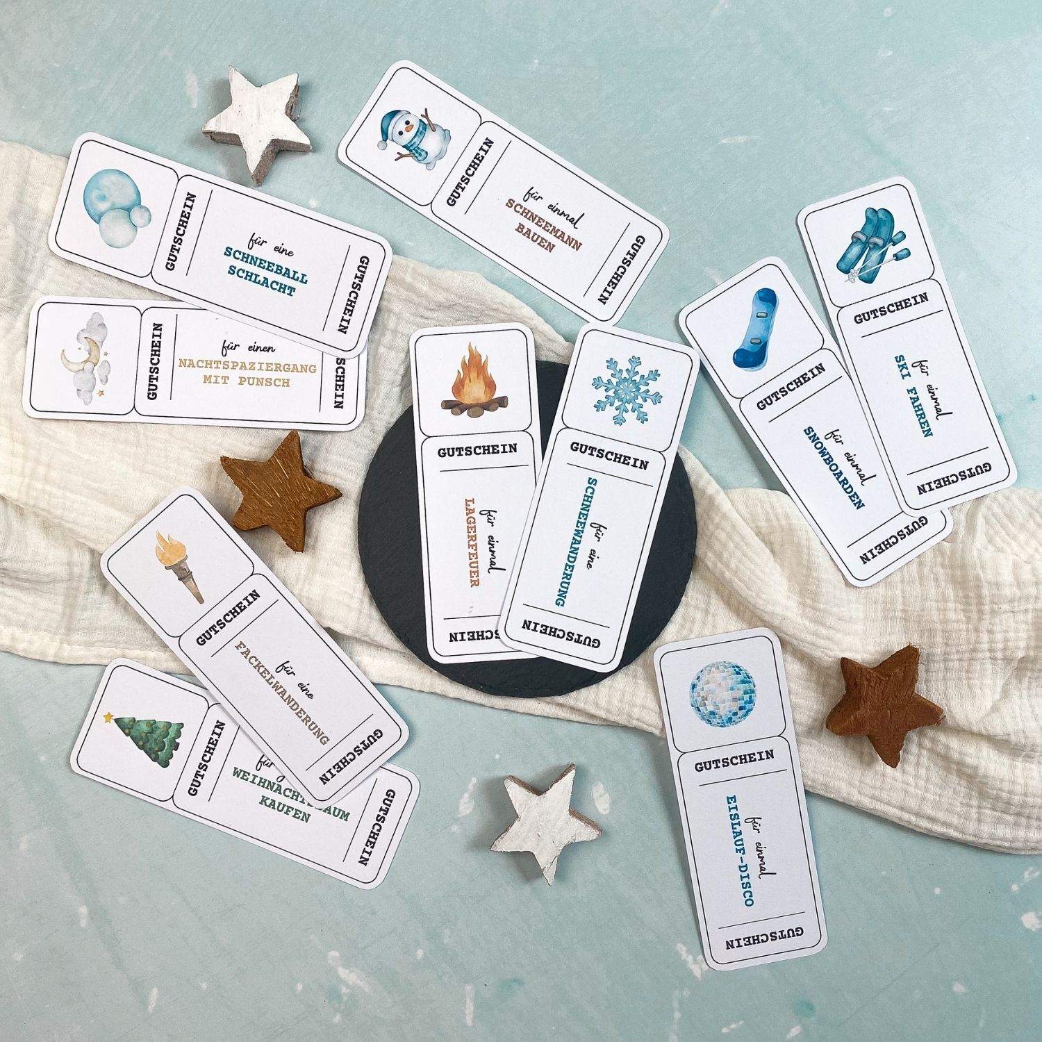 Raus ins Winterwunderland Gutscheine Weihnachtsgutscheine zum Ausdrucken im Set ‚Winterlich & aktiv‘ – Druckvorlage mit Gutscheinen wie ‚für eine Schneeballschlacht‘, ‚für einmal Schneemann bauen‘, ‚für ein Lagerfeuer‘, ‚für eine Schneewanderung‘, ‚für eine Eislauf-Disco‘ oder ‚für einmal Ski fahren‘.