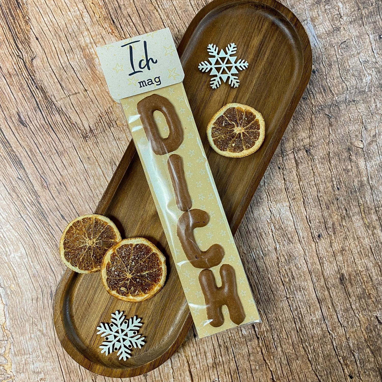 Ich mag dich Geschenk zum Ausdrucken – Adventskalender Füllidee mit Süßigkeiten DIY Geschenkidee mit Schokoladenbuchstaben in Tüte und Anhänger „Ich mag dich“. Liebevoll dekoriert mit Holztablett, getrockneten Orangenscheiben und Schneeflocken. Perfekt als kleine Aufmerksamkeit oder Adventskalender Füllung zum Ausdrucken.