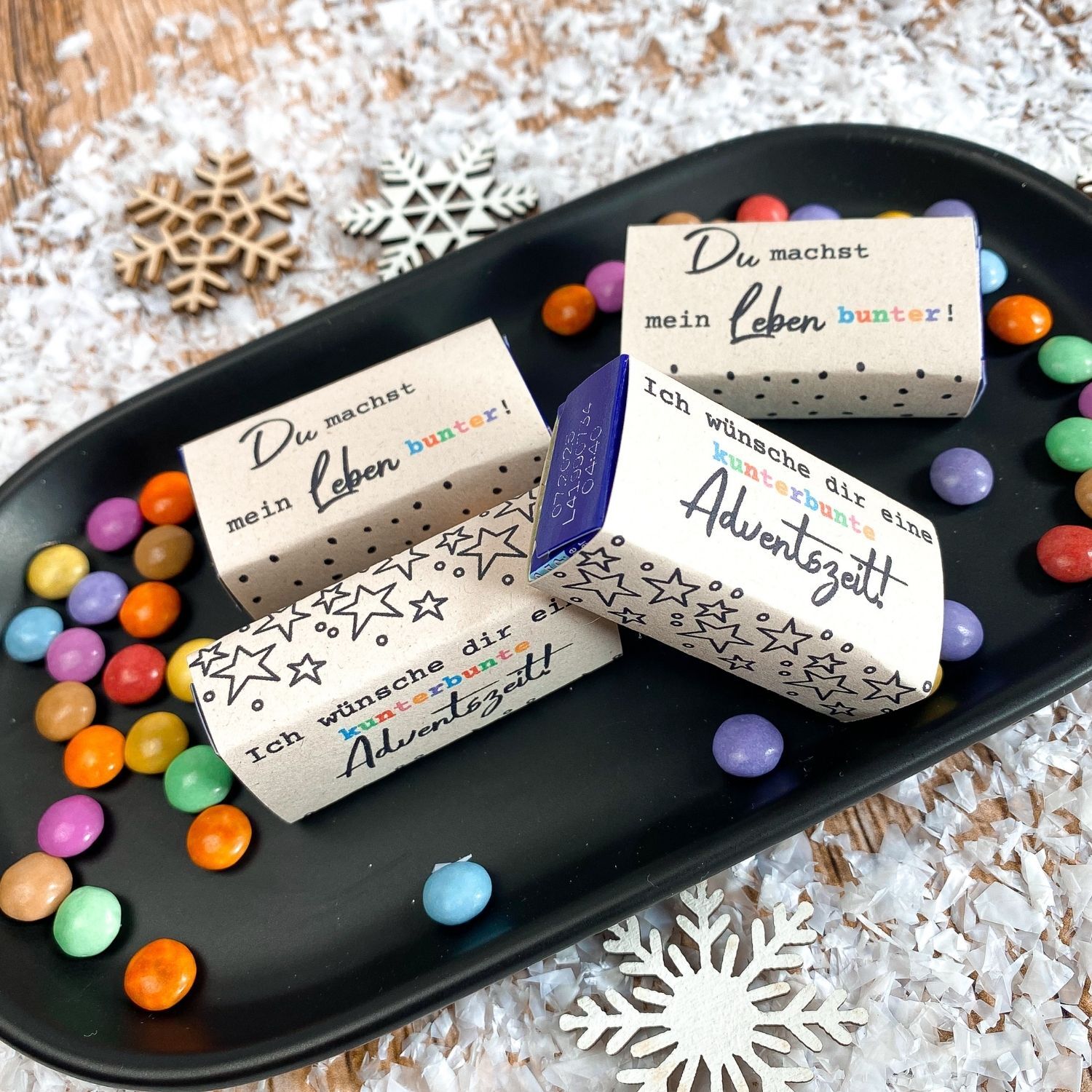 Smarties Geschenk Vorlage – kunterbunte Adventszeit Idee zum Ausdrucken Selbstgemachtes Mini-Geschenk mit Smarties und Aufschrift „Ich wünsche dir eine kunterbunte Adventszeit“ und „Du machst mein Leben bunter“. Liebevolle DIY Druckvorlage als kleine Weihnachtsüberraschung.