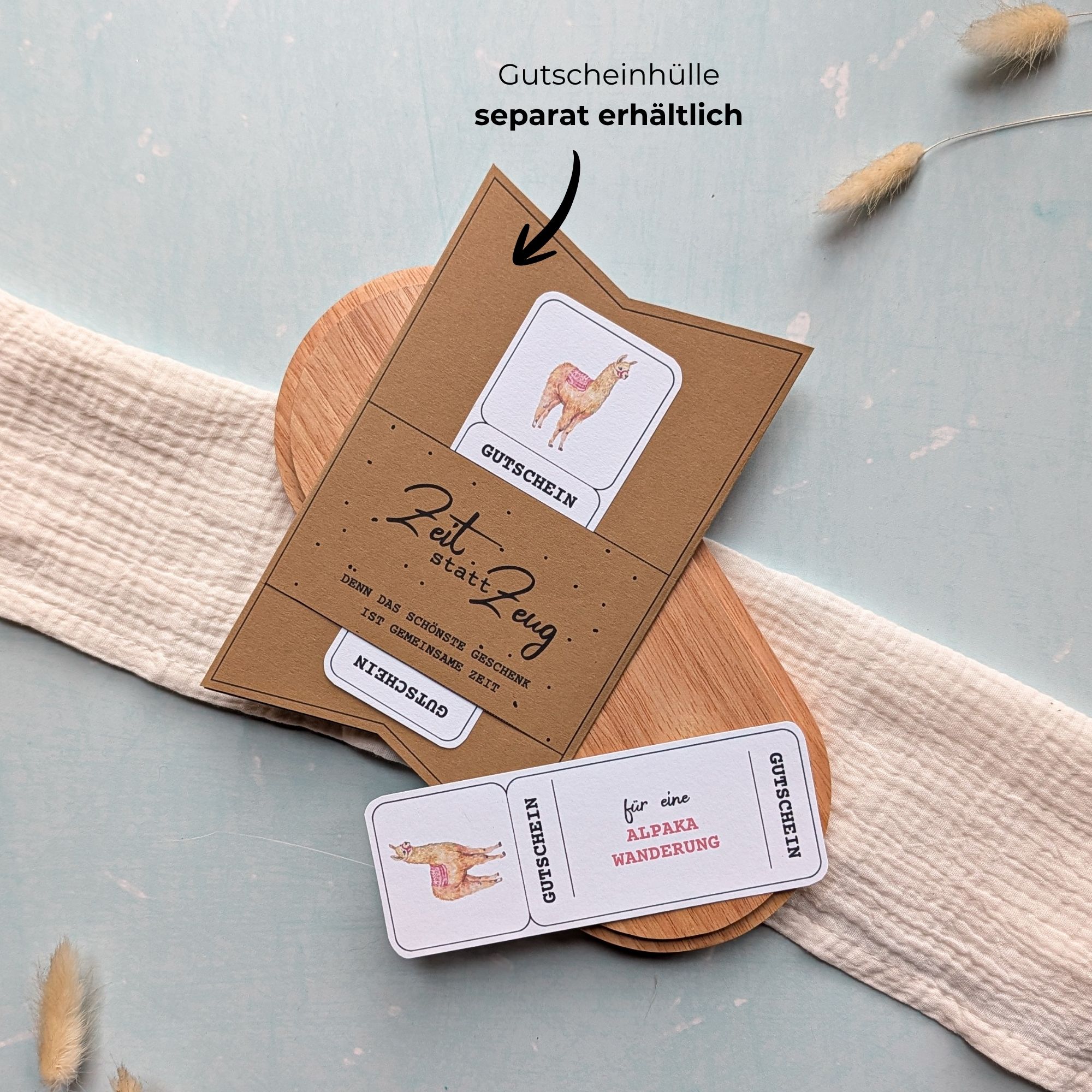 Alpaka Wanderung Gutschein Vorlage zum Ausdrucken. Der Gutschein steckt in einer Gutscheinkarte, auf der steht „Zeit statt Zeug“. Diese Gutscheinkarte muss separat erworben werden. Liebevoll gestaltete Druckvorlagen, um ganz einfach einen Gutschein Alpaka Wanderung selber basteln zu können.