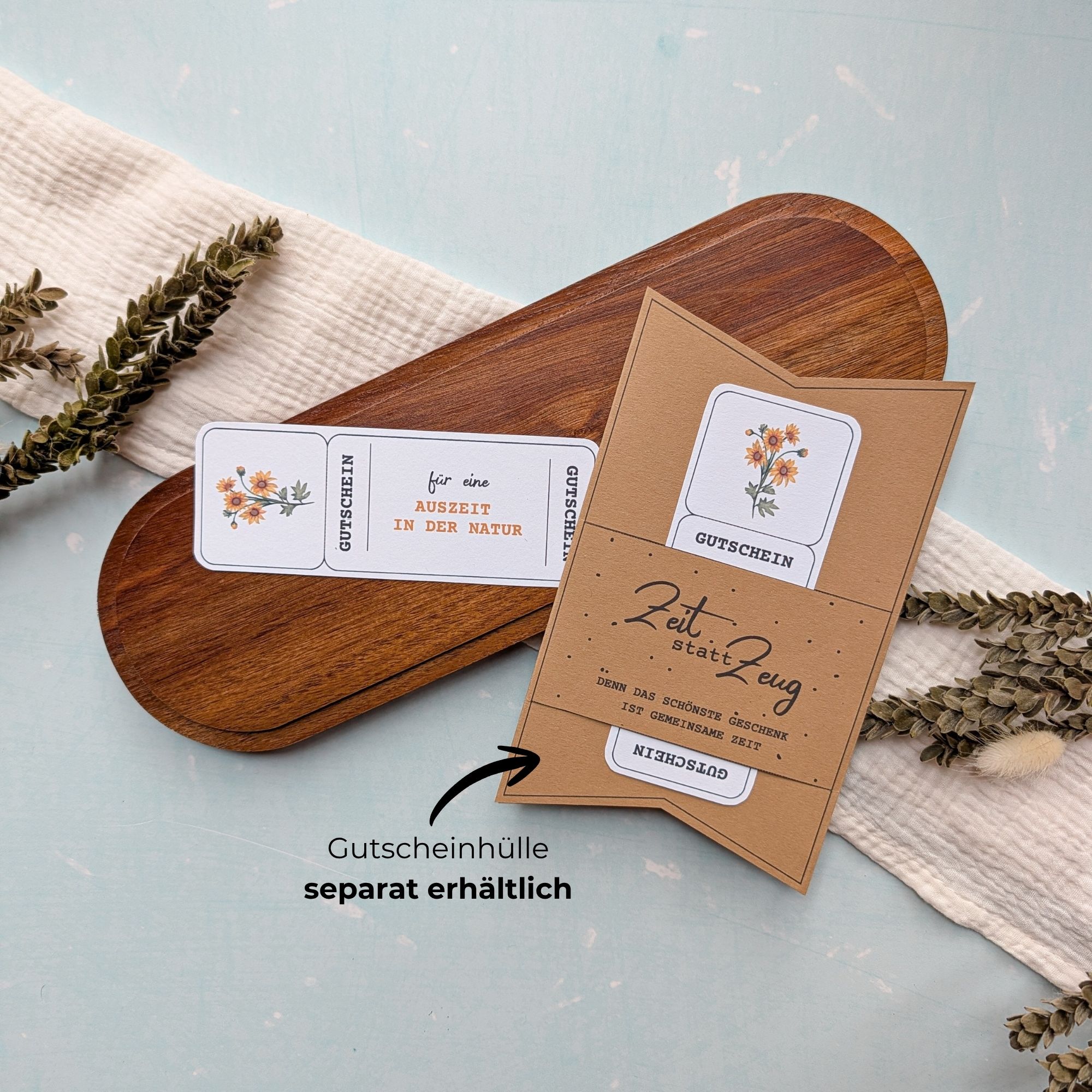 Auszeit in der Natur Gutschein Vorlage zum Ausdrucken. Der Gutschein steckt in einer Gutscheinkarte, auf der steht „Zeit statt Zeug“. Diese Gutscheinkarte muss separat erworben werden. Liebevoll gestaltete Druckvorlagen, um ganz einfach einen Gutschein Auszeit in der Natur selber basteln zu können.