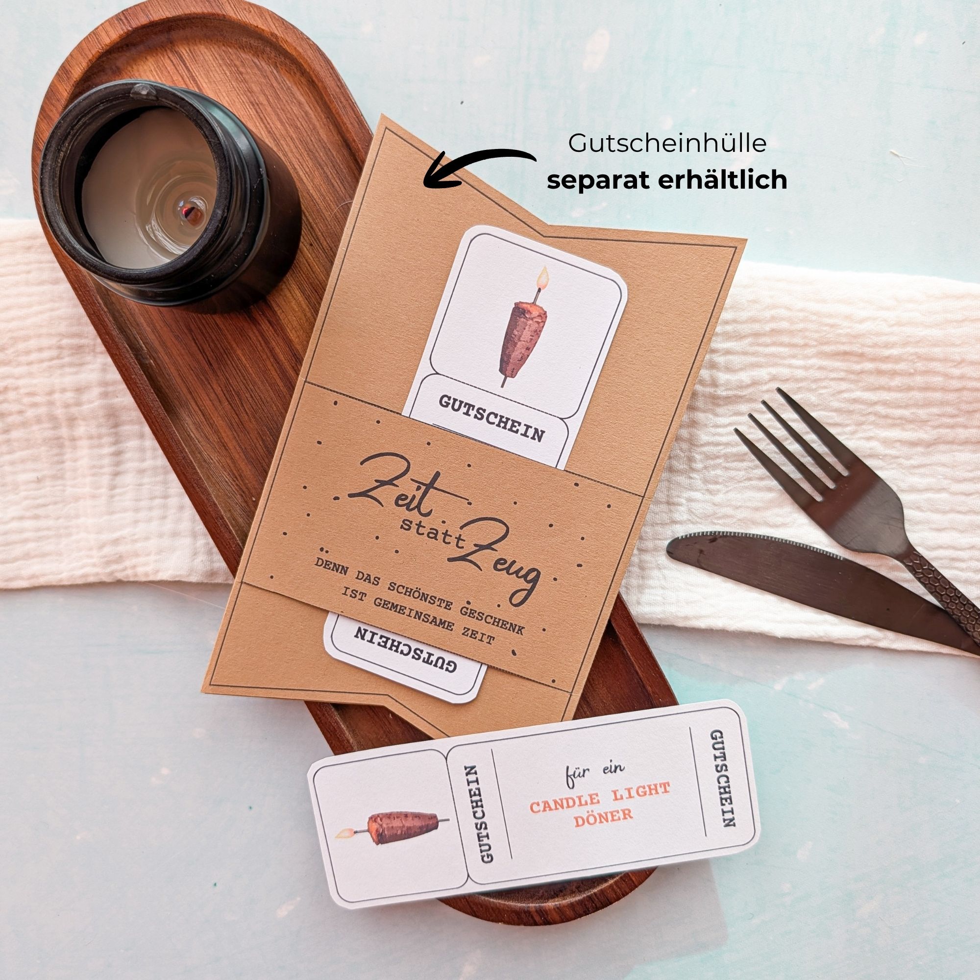 Candle Light Döner Gutschein Vorlage1 Candle Light Döner Gutschein Vorlage zum Ausdrucken. Der Gutschein steckt in einer Gutscheinkarte, auf der steht „Zeit statt Zeug“. Diese Gutscheinkarte muss separat erworben werden. Liebevoll gestaltete Druckvorlagen, um ganz einfach einen Gutschein Candle Light Döner selber basteln zu können.
