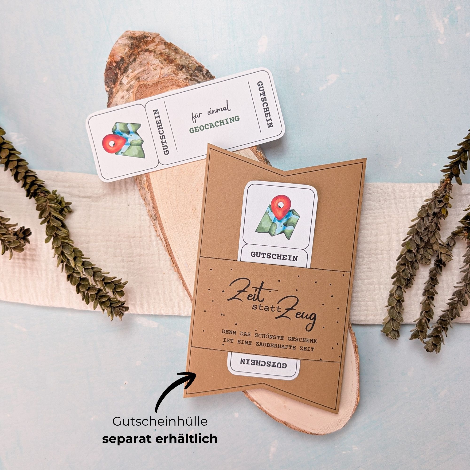 Geocaching Gutschein Vorlage zum Ausdrucken. Der Gutschein steckt in einer Gutscheinkarte, auf der steht „Zeit statt Zeug“. Diese Gutscheinkarte muss separat erworben werden. Liebevoll gestaltete Druckvorlagen, um ganz einfach einen Gutschein Geocaching selber basteln zu können.