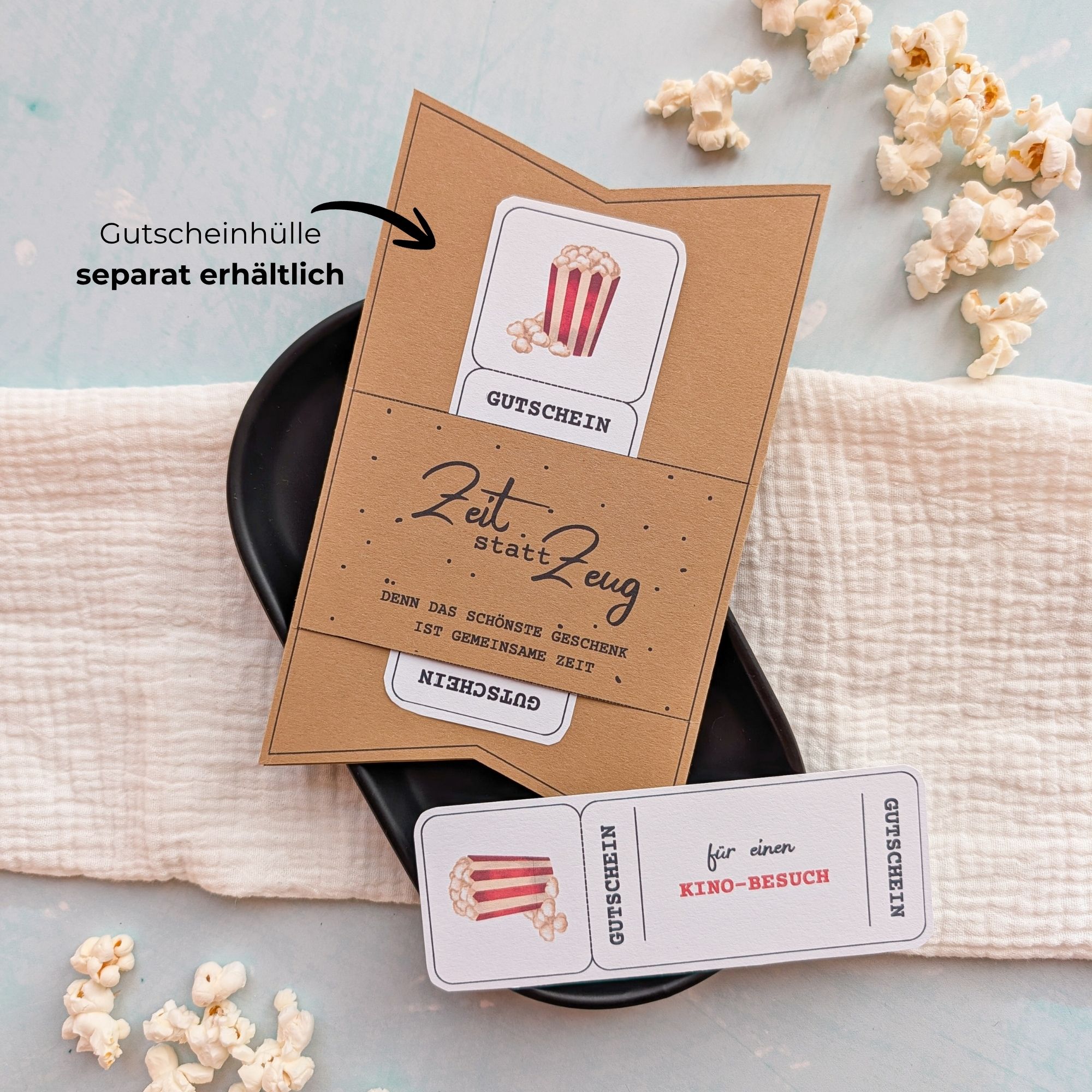 Kino Gutschein Druckvorlage1 Kino Gutschein Vorlage zum Ausdrucken. Der Gutschein steckt in einer Gutscheinkarte, auf der steht „Zeit statt Zeug“. Diese Gutscheinkarte muss separat erworben werden. Liebevoll gestaltete Druckvorlagen, um ganz einfach einen Gutschein Kino selber basteln zu können.