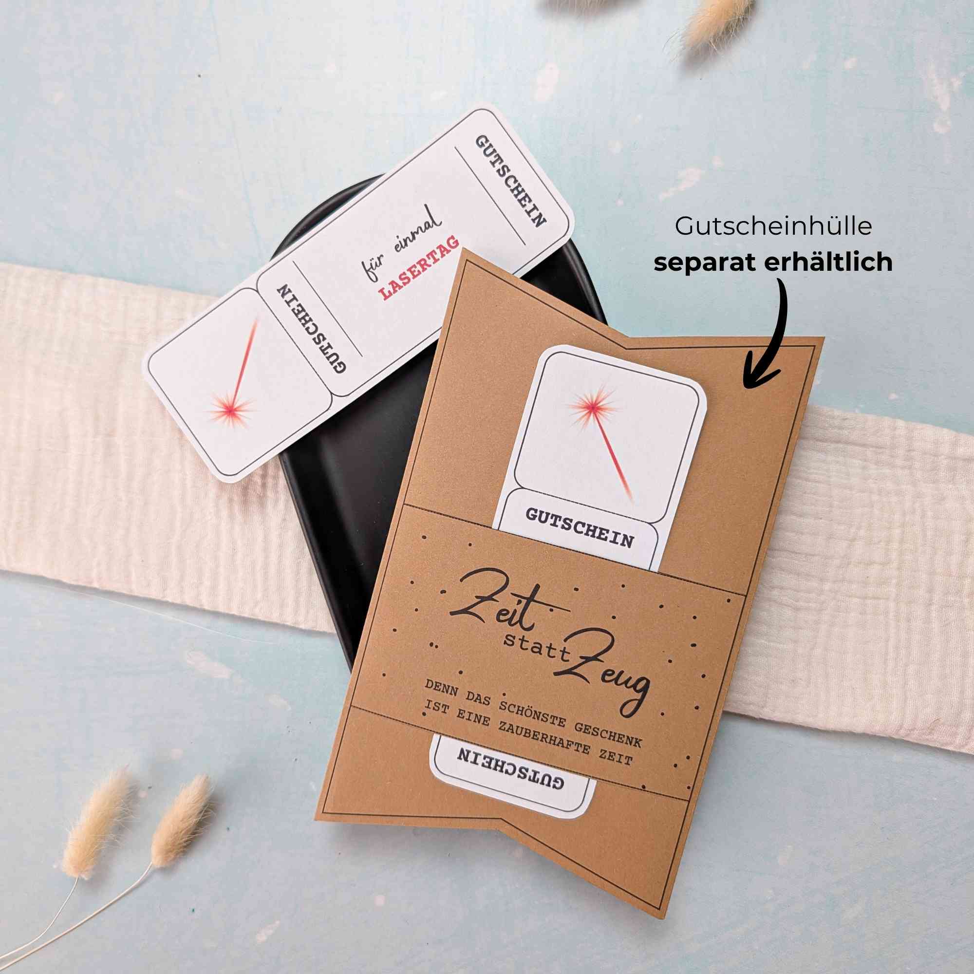 Lasertag Gutschein Vorlage Lasertag Gutschein Vorlage zum Ausdrucken. Der Gutschein steckt in einer Gutscheinkarte, auf der steht „Zeit statt Zeug“. Diese Gutscheinkarte muss separat erworben werden. Liebevoll gestaltete Druckvorlagen, um ganz einfach einen Gutschein Lasertag selber basteln zu können.