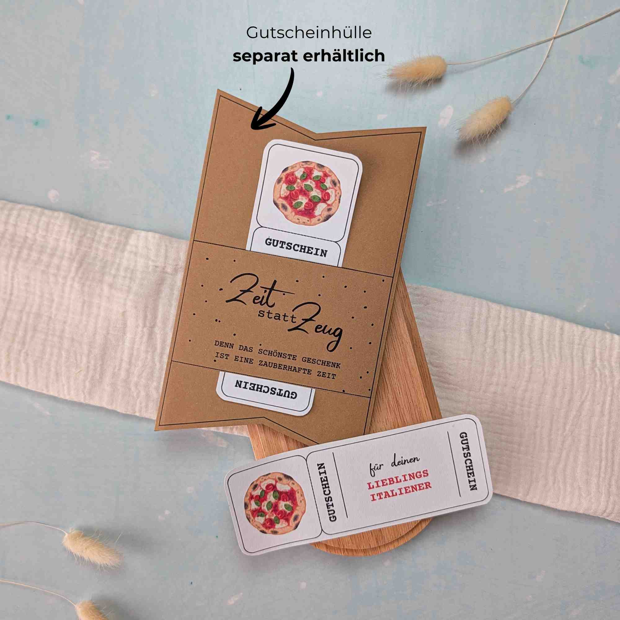 Lieblingsitaliener Gutschein Vorlage Lieblingsitaliener Gutschein Vorlage zum Ausdrucken. Der Gutschein steckt in einer Gutscheinkarte, auf der steht „Zeit statt Zeug“. Diese Gutscheinkarte muss separat erworben werden. Liebevoll gestaltete Druckvorlagen, um ganz einfach einen Gutschein Lieblingsitaliener selber basteln zu können.