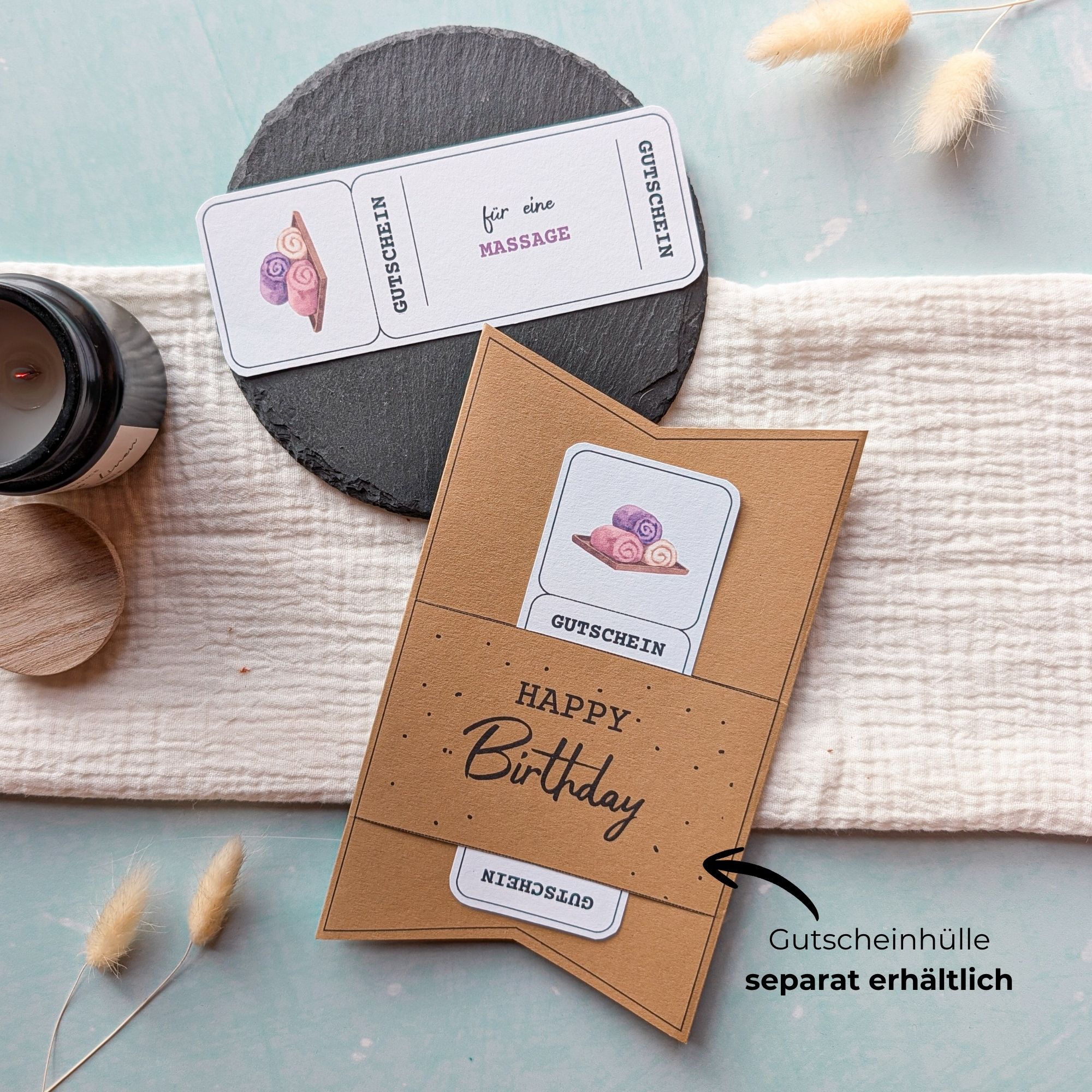 Massage Gutschein Vorlage zum Ausdrucken. Der Gutschein steckt in einer Gutscheinkarte, auf der steht „Zeit statt Zeug“. Diese Gutscheinkarte muss separat erworben werden. Liebevoll gestaltete Druckvorlagen, um ganz einfach einen Gutschein Massage selber basteln zu können.