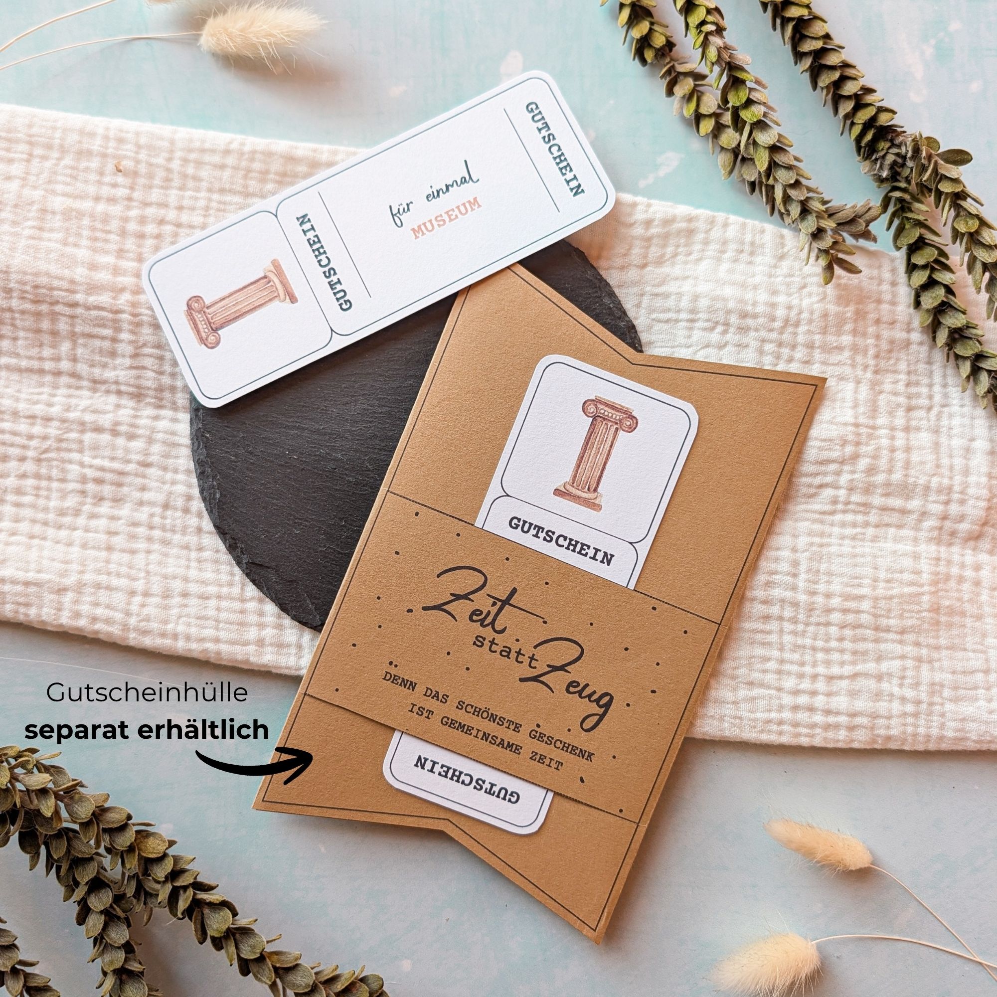 Museum Gutschein Vorlage Museum Gutschein Vorlage zum Ausdrucken. Der Gutschein steckt in einer Gutscheinkarte, auf der steht „Zeit statt Zeug“. Diese Gutscheinkarte muss separat erworben werden. Liebevoll gestaltete Druckvorlagen, um ganz einfach einen Gutschein Museum selber basteln zu können.