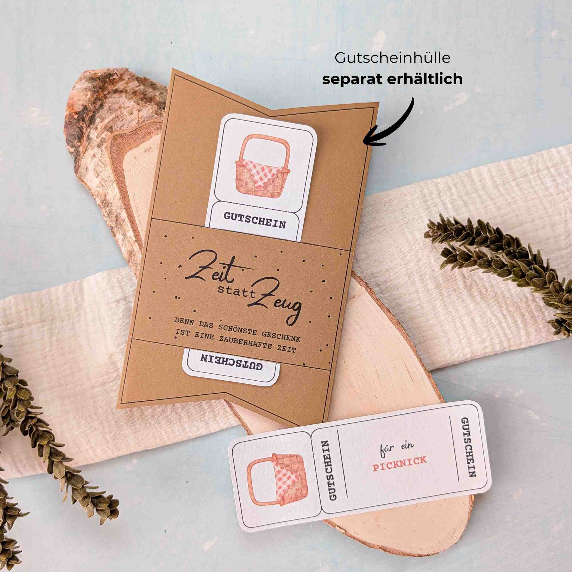 Picknick Gutschein Vorlage Picknick Gutschein Vorlage zum Ausdrucken. Der Gutschein steckt in einer Gutscheinkarte, auf der steht „Zeit statt Zeug“. Diese Gutscheinkarte muss separat erworben werden. Liebevoll gestaltete Druckvorlagen, um ganz einfach einen Gutschein Picknick selber basteln zu können.