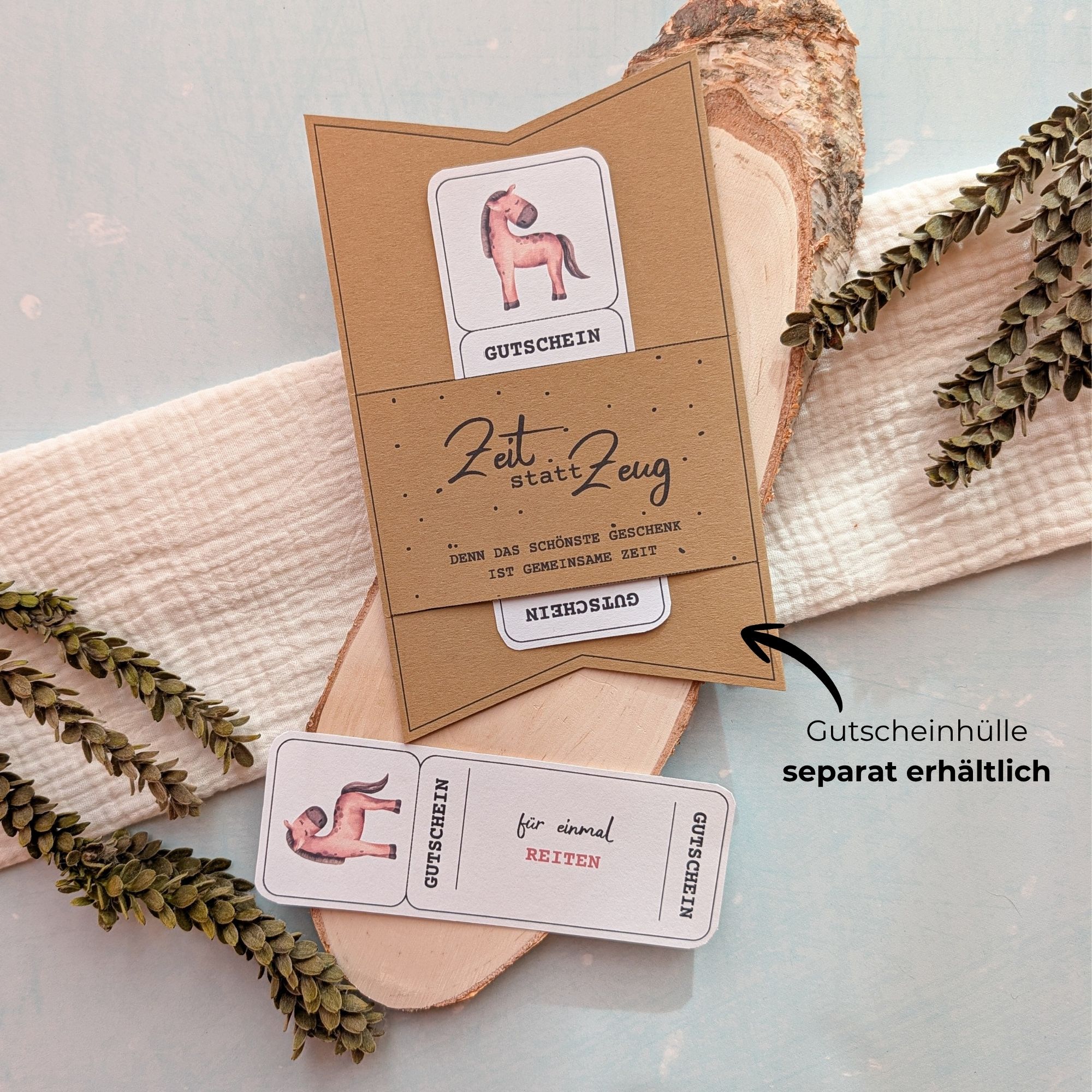 Reiten Gutschein Vorlage Reiten Gutschein Vorlage zum Ausdrucken. Der Gutschein steckt in einer Gutscheinkarte, auf der steht „Zeit statt Zeug“. Diese Gutscheinkarte muss separat erworben werden. Liebevoll gestaltete Druckvorlagen, um ganz einfach einen Gutschein Reiten selber basteln zu können.