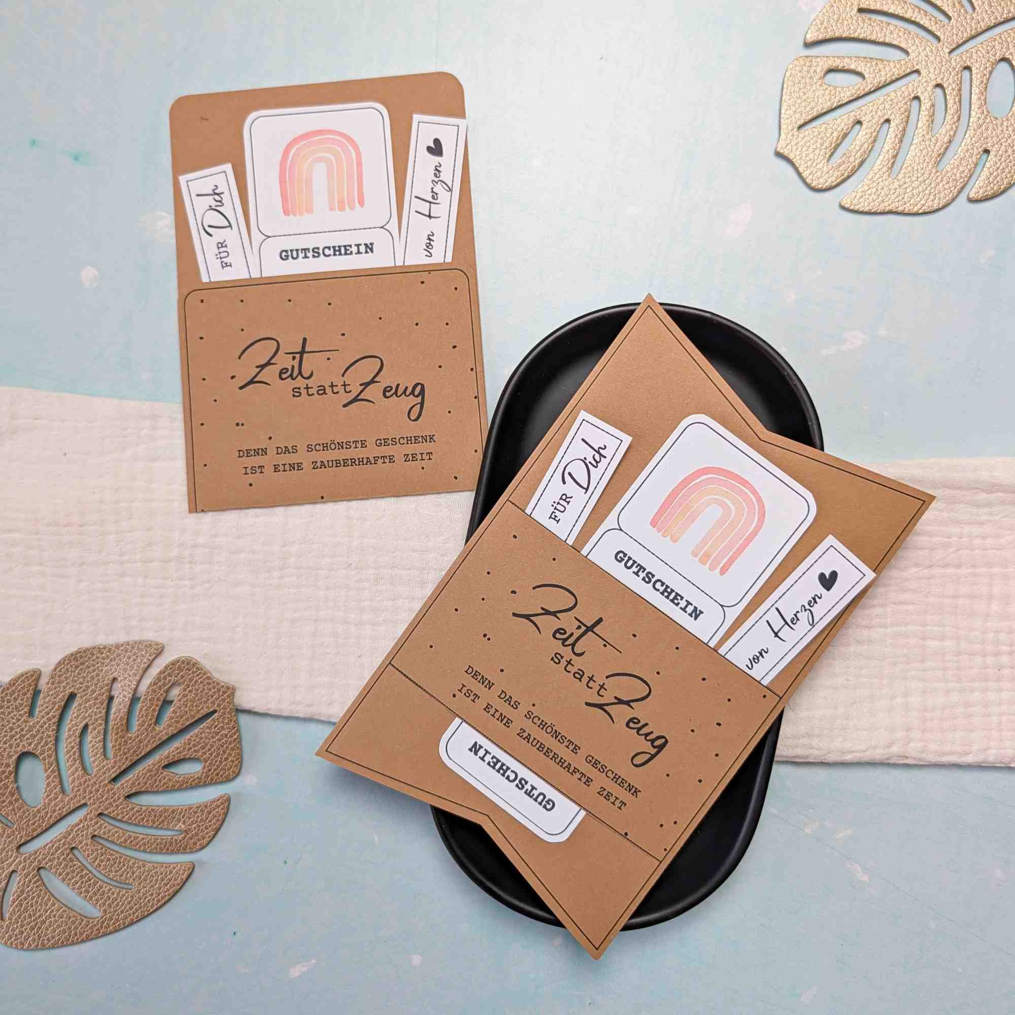 S-Zauberhafte Zeit statt Zeug Gutscheinkarte Gutscheinhülle Druckvorlage Gutschein Zauberhafte Zeit statt Zeug verpacken. Druckvorlage für eine Gutscheinkarte/Hülle, auf der steht „Zeit statt Zeug. Denn das schönste Geschenk ist eine zauberhafte Zeit“.
