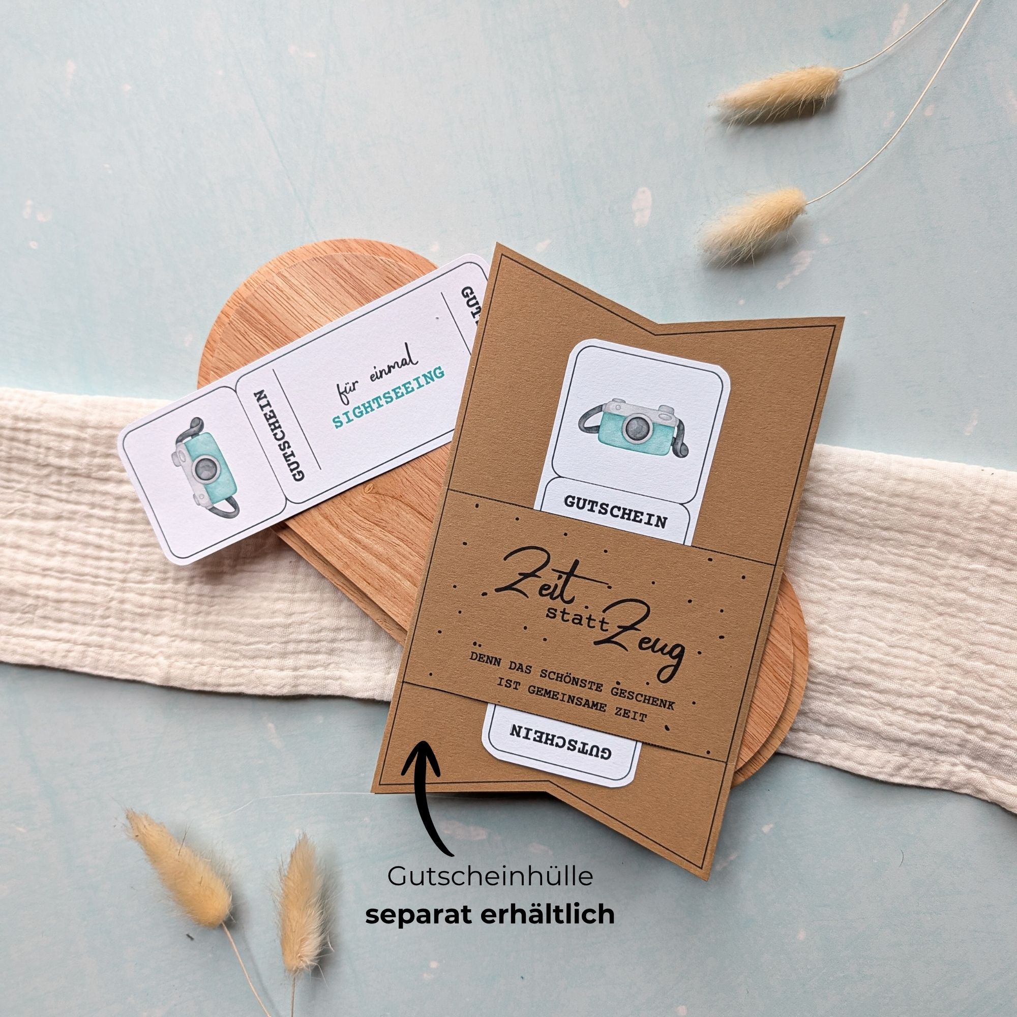 Sightseeing Foto Gutschein Druckvorlage Sightseeing Gutschein Vorlage zum Ausdrucken. Der Gutschein steckt in einer Gutscheinkarte, auf der steht „Zeit statt Zeug“. Diese Gutscheinkarte muss separat erworben werden. Liebevoll gestaltete Druckvorlagen, um ganz einfach einen Gutschein Sightseeing selber basteln zu können.