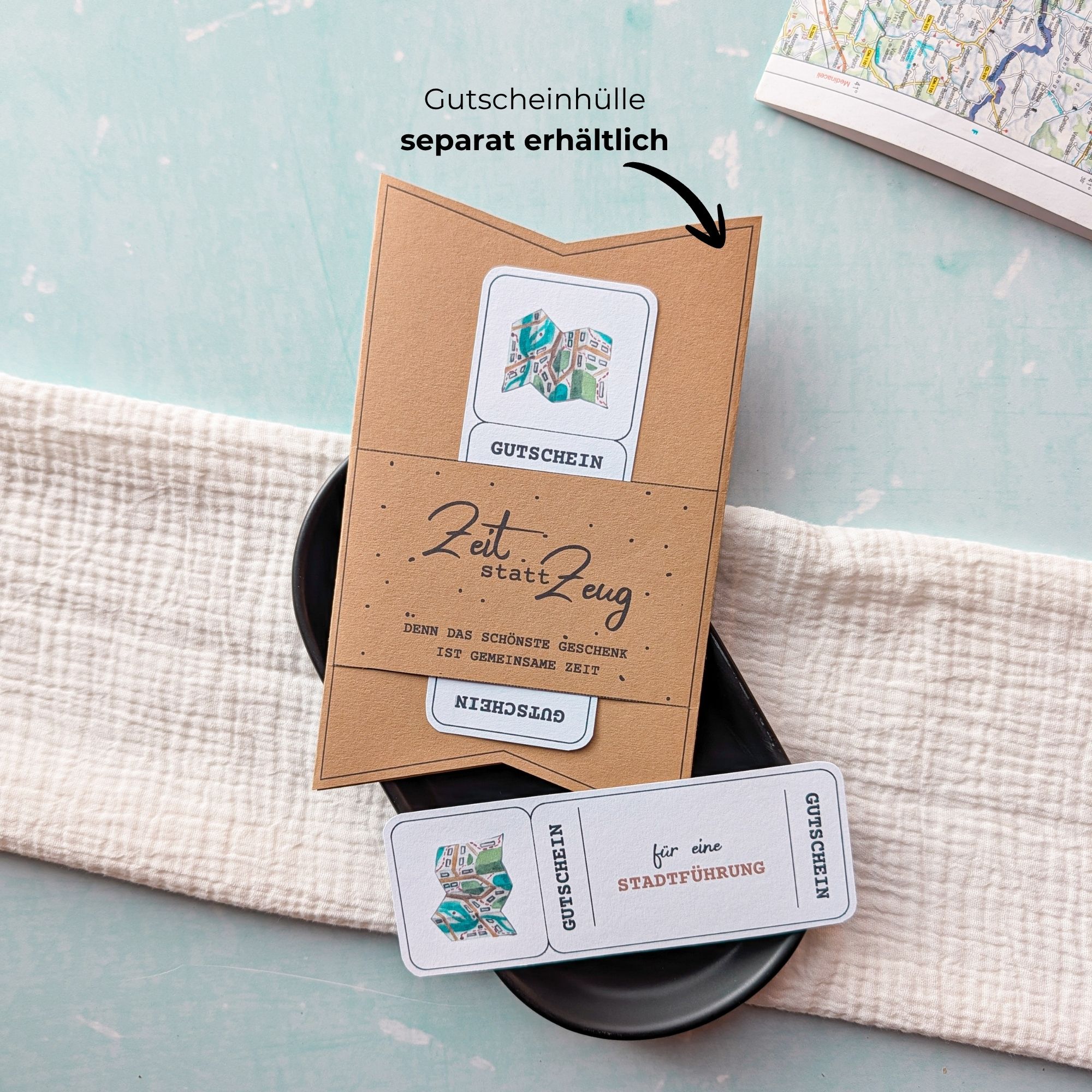 Stadtführung Gutschein Vorlage zum Ausdrucken. Der Gutschein steckt in einer Gutscheinkarte, auf der steht „Zeit statt Zeug“. Diese Gutscheinkarte muss separat erworben werden. Liebevoll gestaltete Druckvorlagen, um ganz einfach einen Gutschein Stadtführung selber basteln zu können.