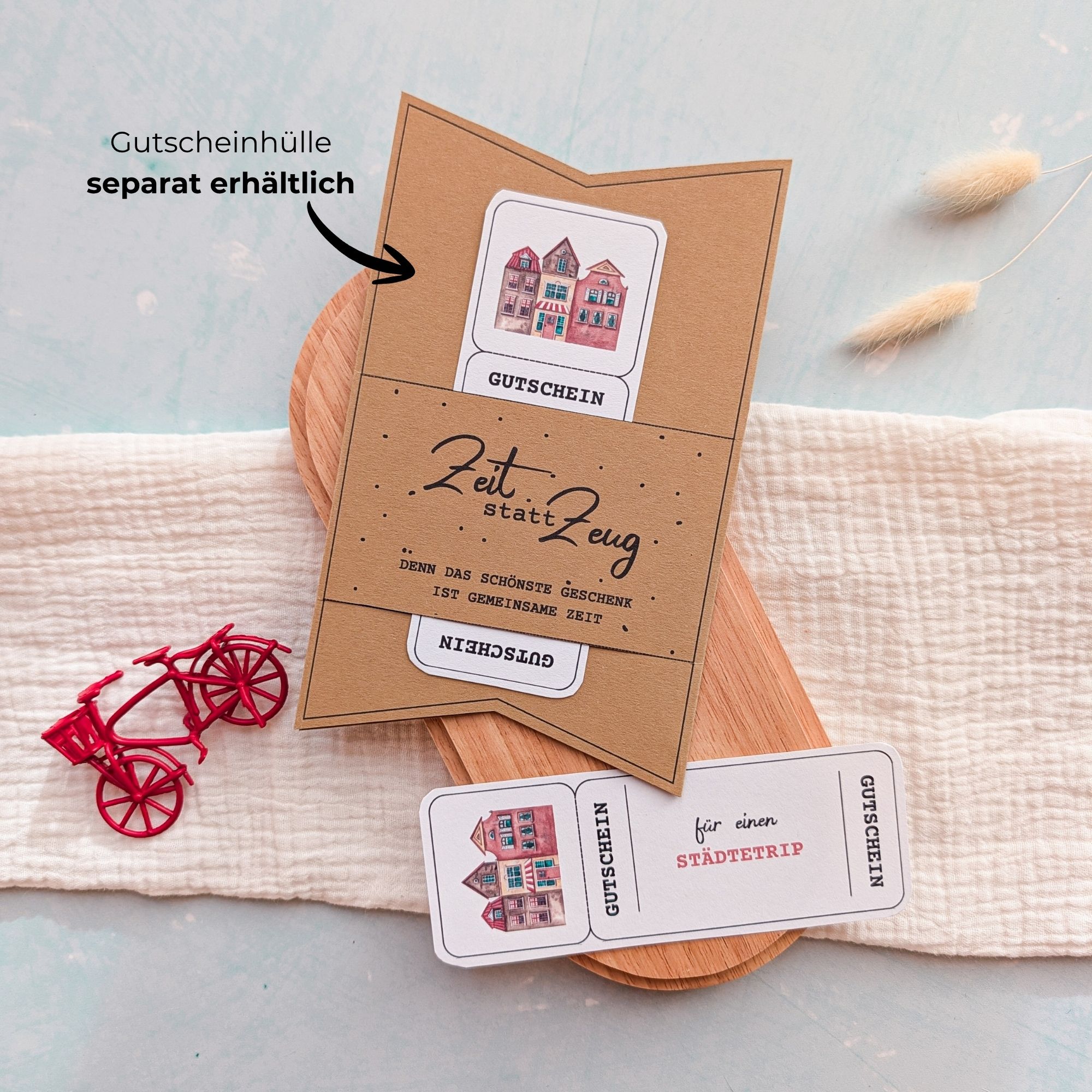 Städtetrip Gutschein Druckvorlage1 Städtetrip Gutschein Vorlage zum Ausdrucken. Der Gutschein steckt in einer Gutscheinkarte, auf der steht „Zeit statt Zeug“. Diese Gutscheinkarte muss separat erworben werden. Liebevoll gestaltete Druckvorlagen, um ganz einfach einen Gutschein Städtetrip selber basteln zu können.