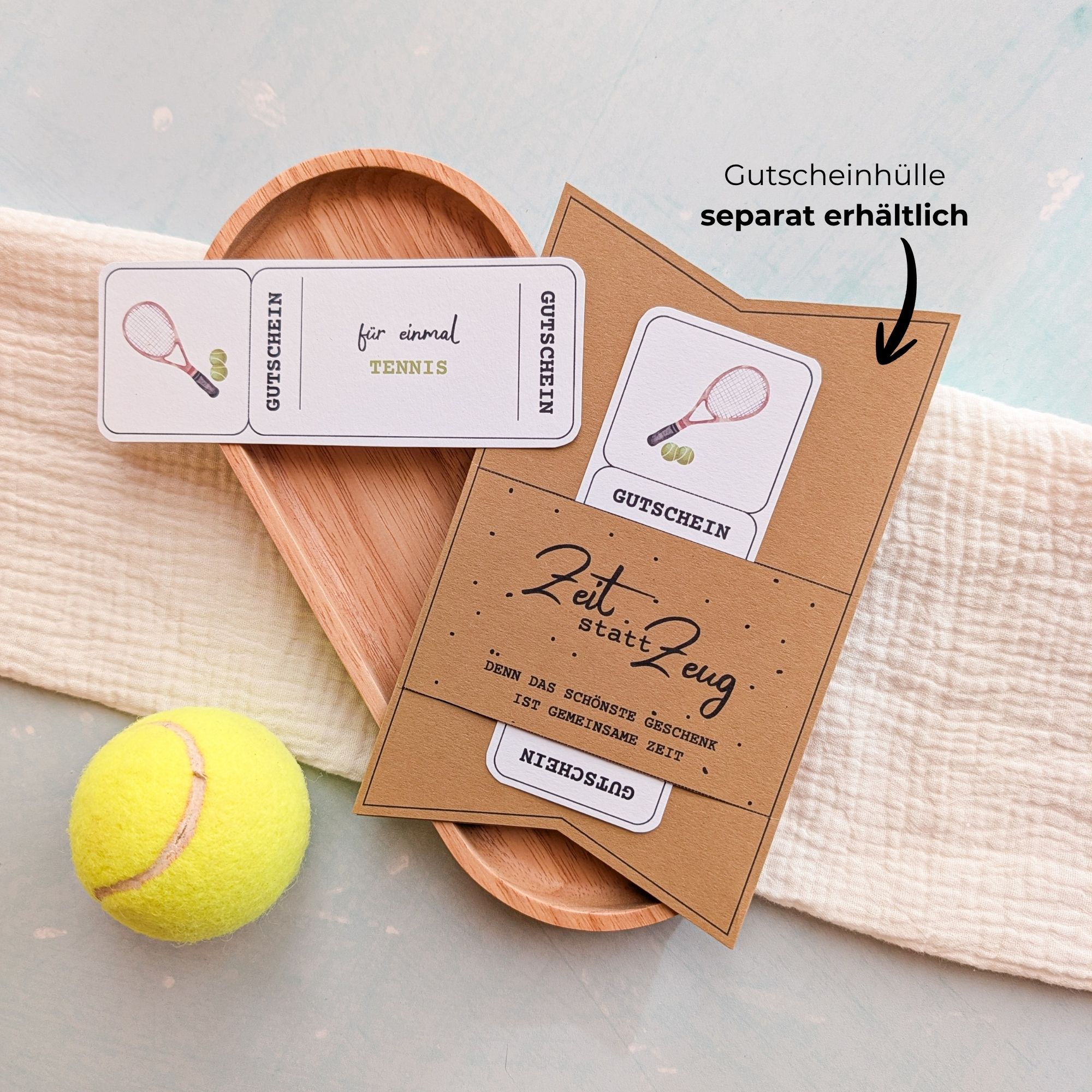 Tennis Gutschein Vorlage zum Ausdrucken. Der Gutschein steckt in einer Gutscheinkarte, auf der steht „Zeit statt Zeug“. Diese Gutscheinkarte muss separat erworben werden. Liebevoll gestaltete Druckvorlagen, um ganz einfach einen Gutschein Tennis selber basteln zu können.