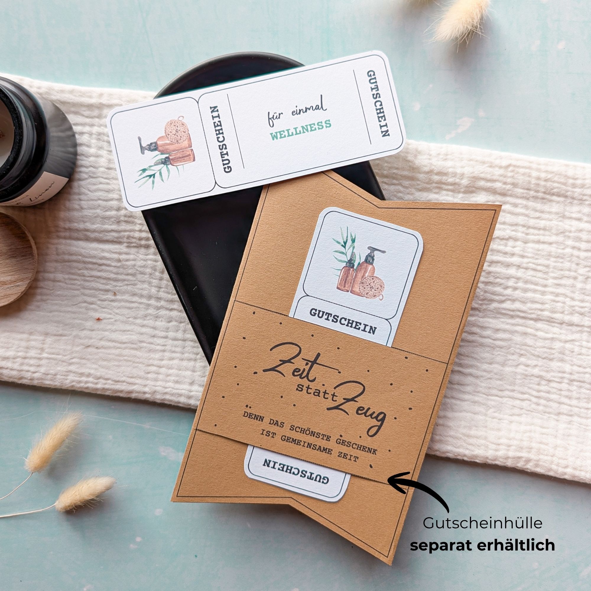 Wellness Gutschein Vorlage Wellness Gutschein Vorlage zum Ausdrucken. Der Gutschein steckt in einer Gutscheinkarte, auf der steht „Zeit statt Zeug“. Diese Gutscheinkarte muss separat erworben werden. Liebevoll gestaltete Druckvorlagen, um ganz einfach einen Gutschein Wellness selber basteln zu können.