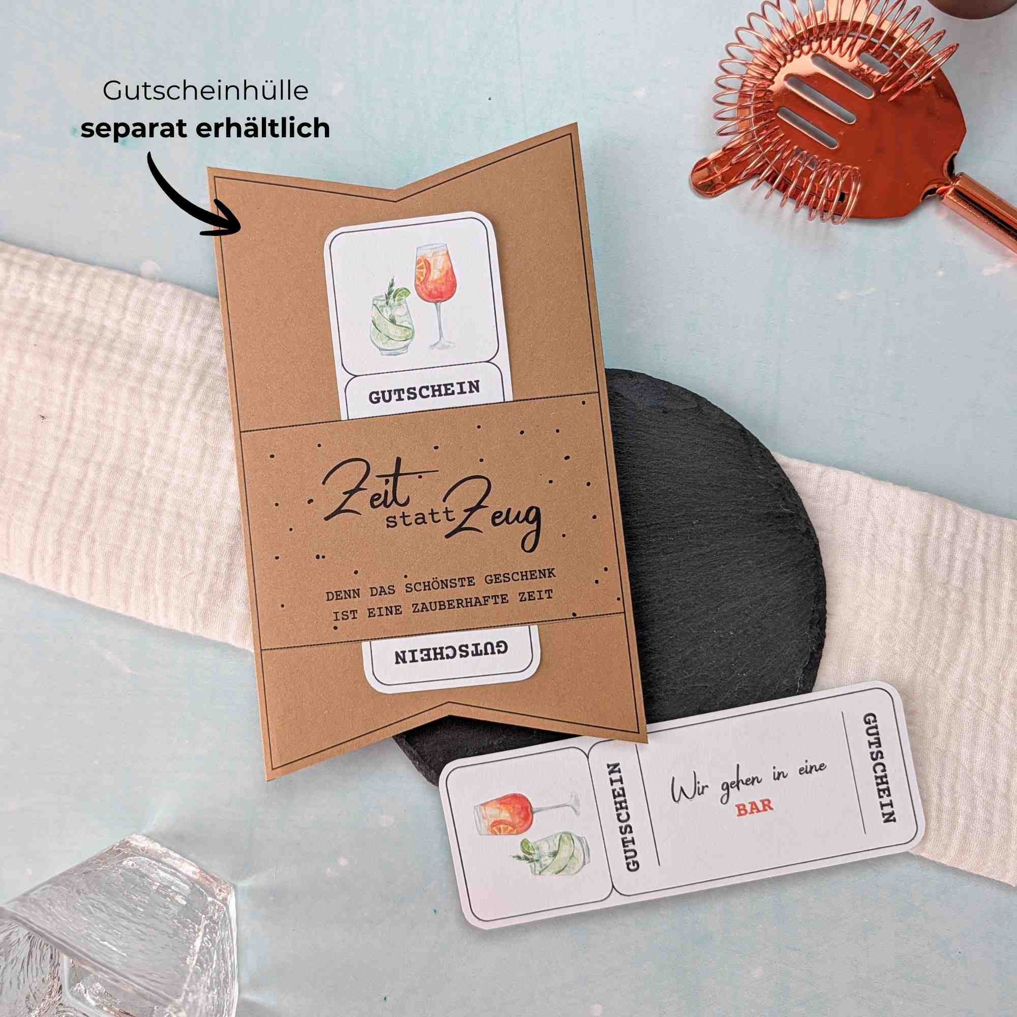 Wir gehen in eine Bar Gutschein Vorlage Wir gehen in eine Bar Gutschein Vorlage zum Ausdrucken. Der Gutschein steckt in einer Gutscheinkarte, auf der steht „Zeit statt Zeug“. Diese Gutscheinkarte muss separat erworben werden. Liebevoll gestaltete Druckvorlagen, um ganz einfach einen Gutschein Wir gehen in eine Bar selber basteln zu können.