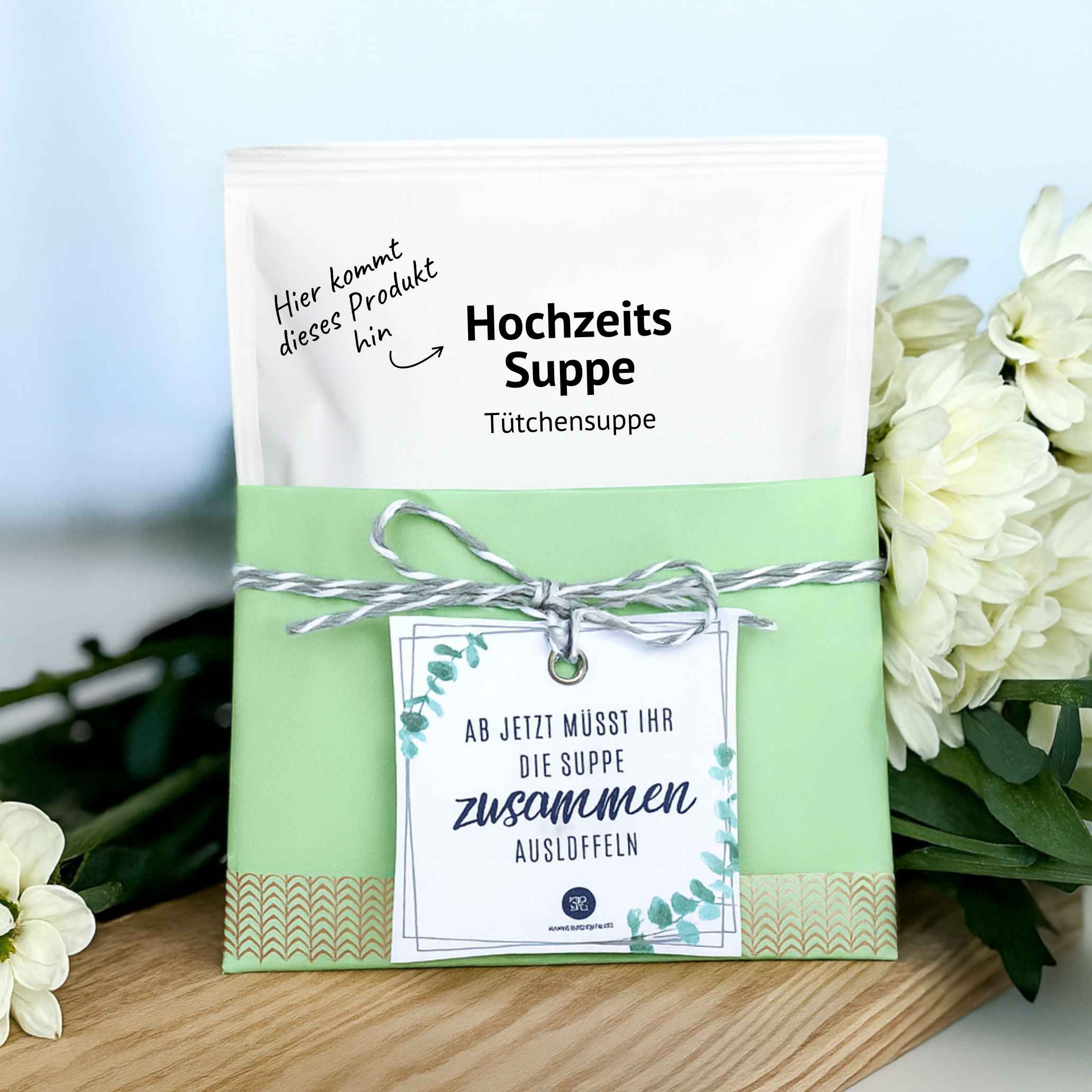 Hochzeitssuppe Geschenk Anhänger Ein fertig gebasteltes Geschenk bestehend aus einer Tütensuppe in einer grünen Banderole und einem quadratischen Hochzeitssuppe Geschenk Anhänger mit Eukalyptus Design und dem lustigen Spruch Ab jetzt müsst ihr die Suppe zusammen auslöffeln als PDF Vorlage.