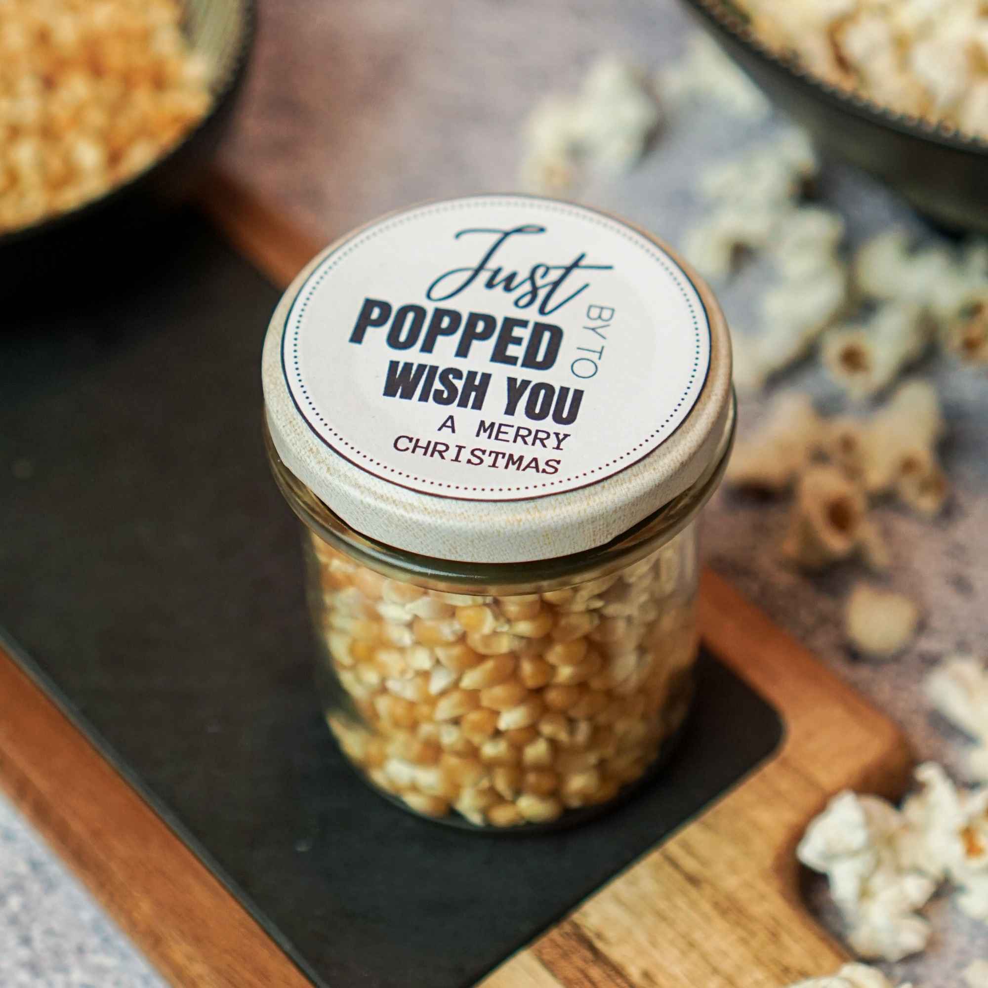 Last Minute Popcorn Geschenk zu Weihnachten selber machen Einmachglas gefüllt mit Popcornmais und einem weihnachtlichen Aufkleber auf dem Deckel als kreatives Popcorn Geschenk.