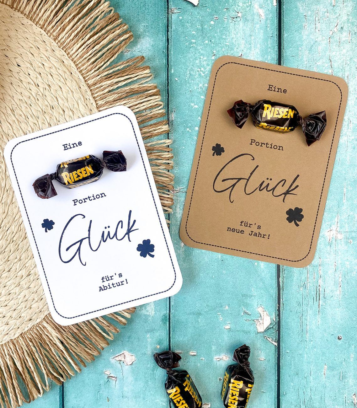 Zwei Karten mit aufgklebtem Riesen-Bonbon mit dem Text "Eine Riesen Portion Glück für's Abitur bzw. für's neue Jahr.