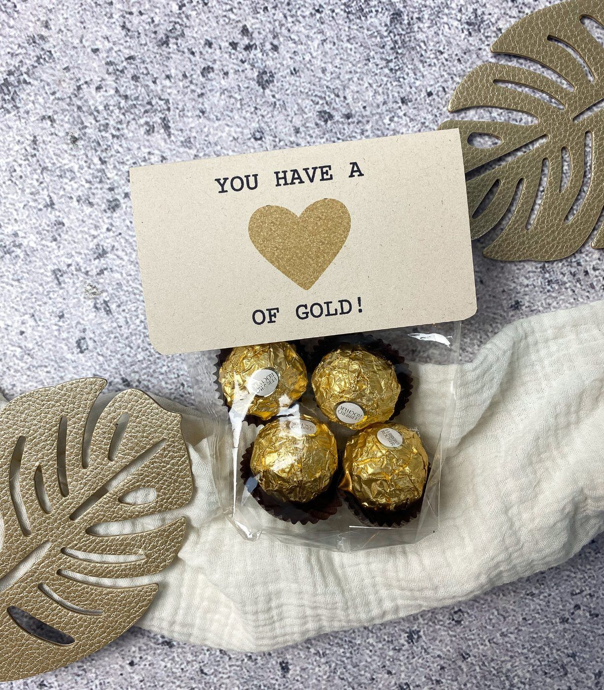 Kleines Mitbringsel mit Ferrero Rocher in einer Klarsichttüte, die mit einer Karte versehen ist, auf der steht "You have a heart of gold".