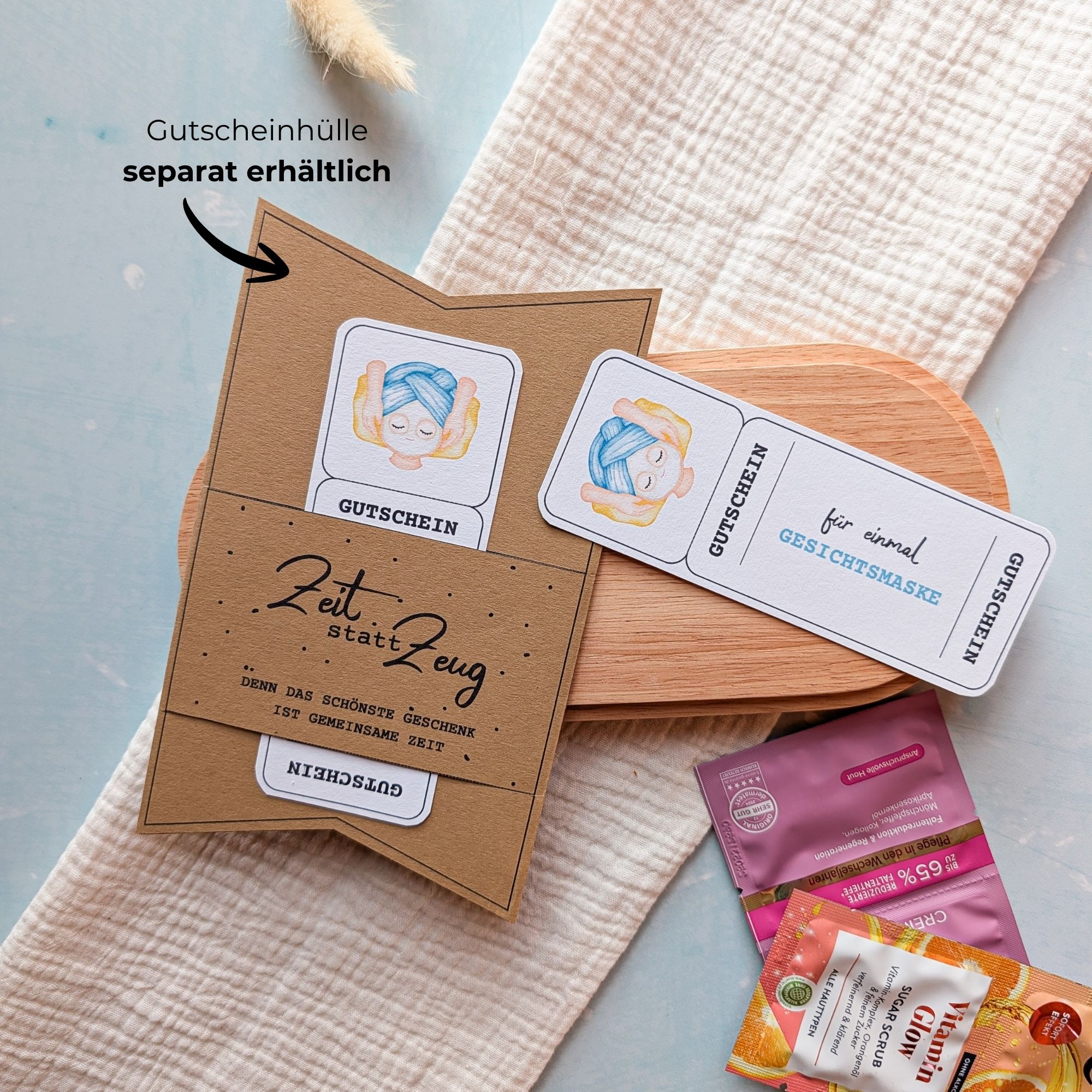 Gesichtsmaske Gutschein Vorlage zum Ausdrucken. Der Gutschein steckt in einer Gutscheinkarte, auf der steht „Zeit statt Zeug“. Diese Gutscheinkarte muss separat erworben werden. Liebevoll gestaltete Druckvorlagen, um ganz einfach einen Gutschein Gesichtsmaske selber basteln zu können.
