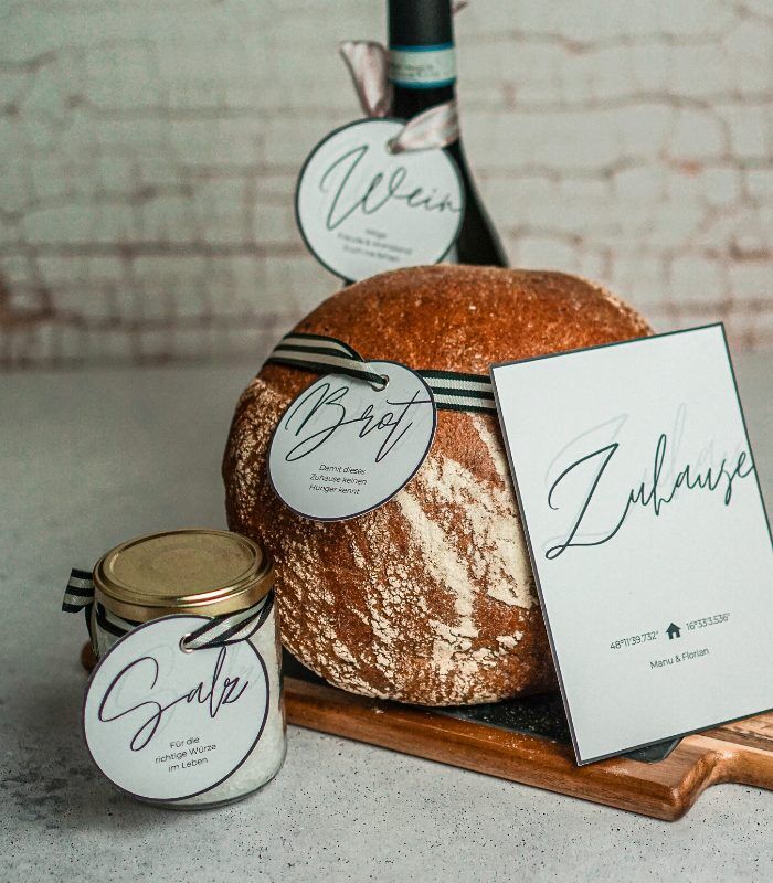 Einzugsgeschenk mit Brot Salz Wein und passenden Etiketten.