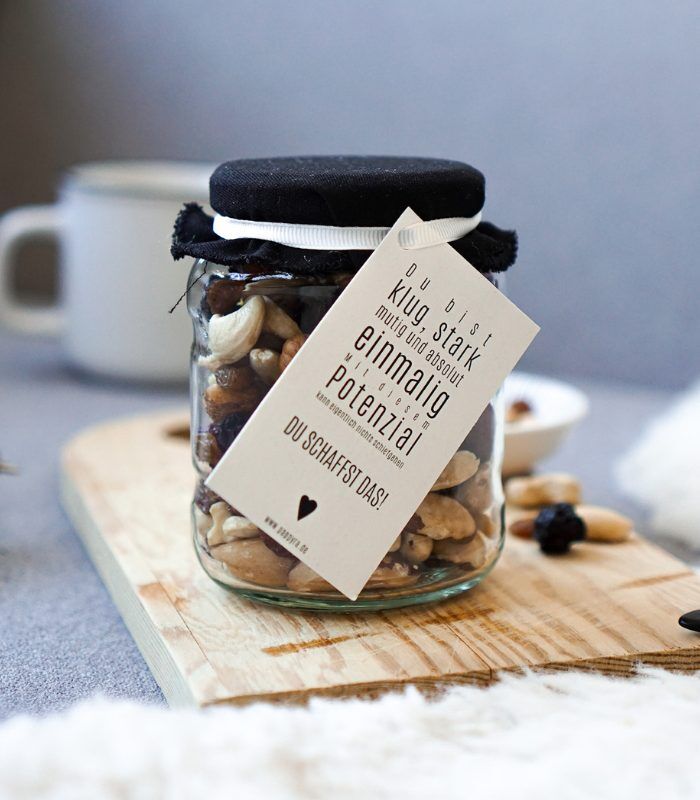 Glas mit Studentenfutter als Glücksbringer zur Prüfung.