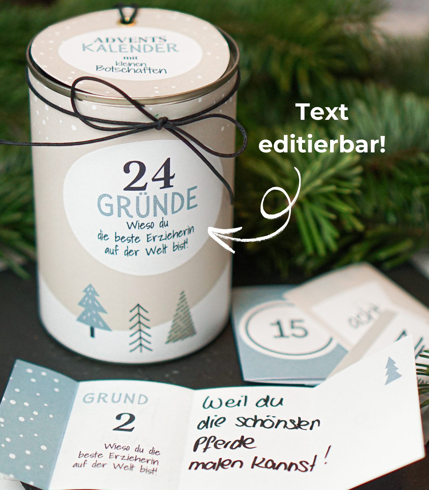 Adventskalender in einer Dose mit der Aufschrift "24 Gründe wieso du die beste Erzieherin auf der Welt bist". Dieser Text ist editierbar. Vor der Dose liegen kleine Zettel mit nummerierten Gründen, die per Hand beschriftet sind.