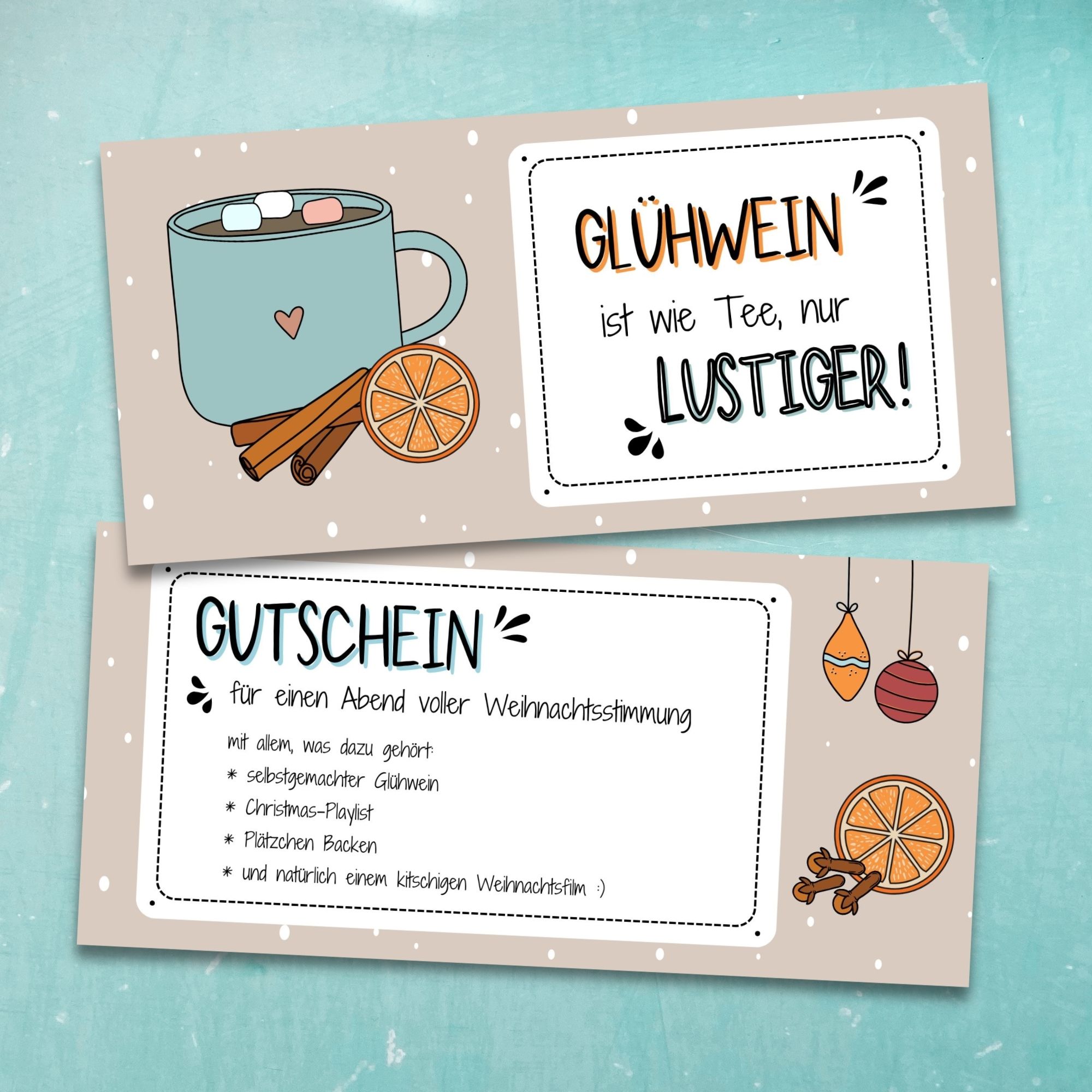 Zwei weihnachtlich gestaltete Glühwein Gutscheine mit Tasse, Zimt, Orangen und Spruch „Glühwein ist wie Tee, nur lustiger!“ – fertig zum Ausdrucken.