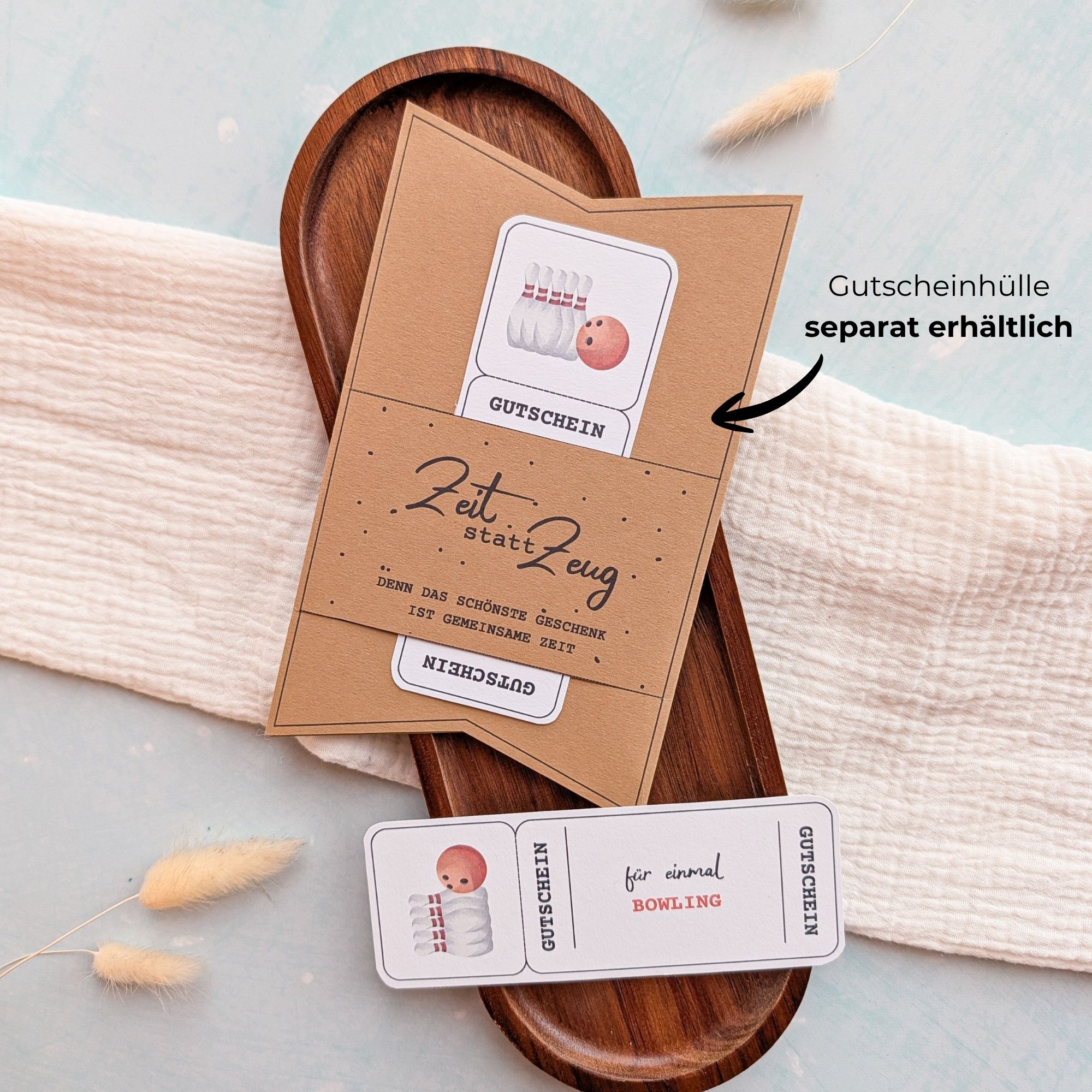 Bowling Gutschein Vorlage zum Ausdrucken. Der Gutschein steckt in einer Gutscheinkarte, auf der steht „Zeit statt Zeug“. Diese Gutscheinkarte muss separat erworben werden. Liebevoll gestaltete Druckvorlagen, um ganz einfach einen Gutschein Bowling selber basteln zu können.