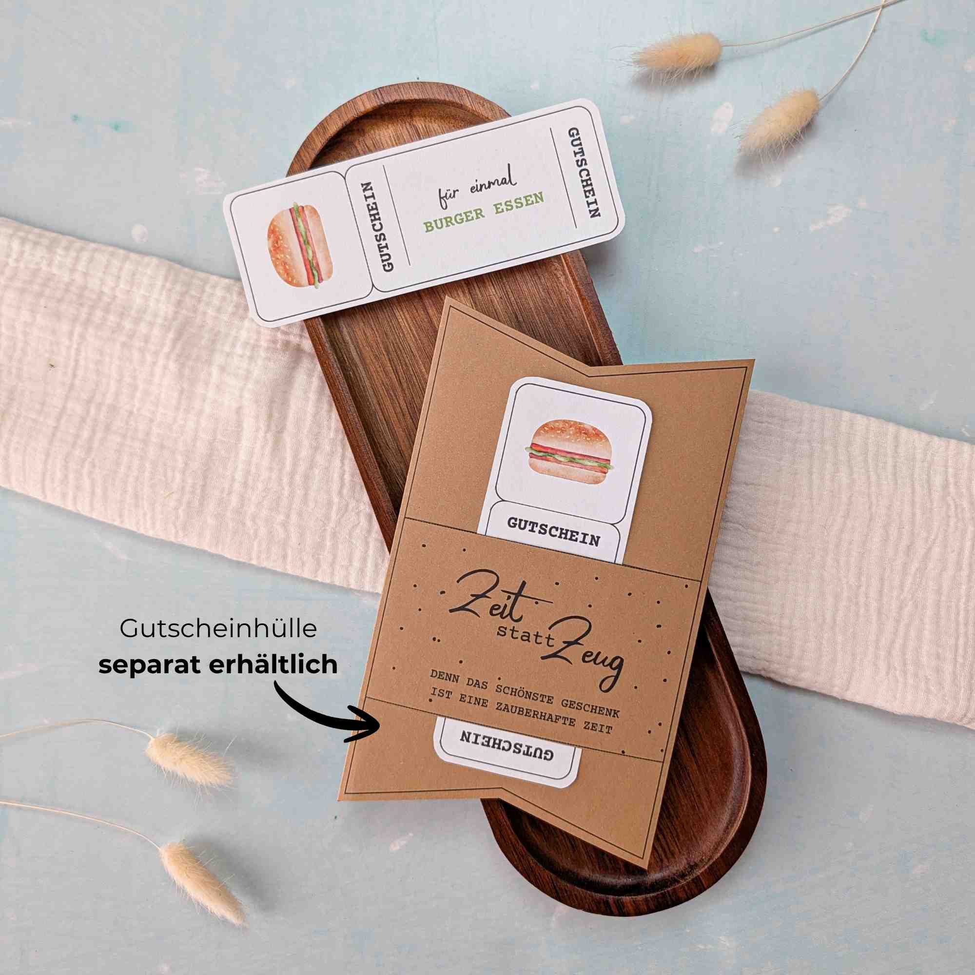 Burger essen Gutschein Vorlage zum Ausdrucken. Der Gutschein steckt in einer Gutscheinkarte, auf der steht „Zeit statt Zeug“. Diese Gutscheinkarte muss separat erworben werden. Liebevoll gestaltete Druckvorlagen, um ganz einfach einen Gutschein Burger essen selber basteln zu können.