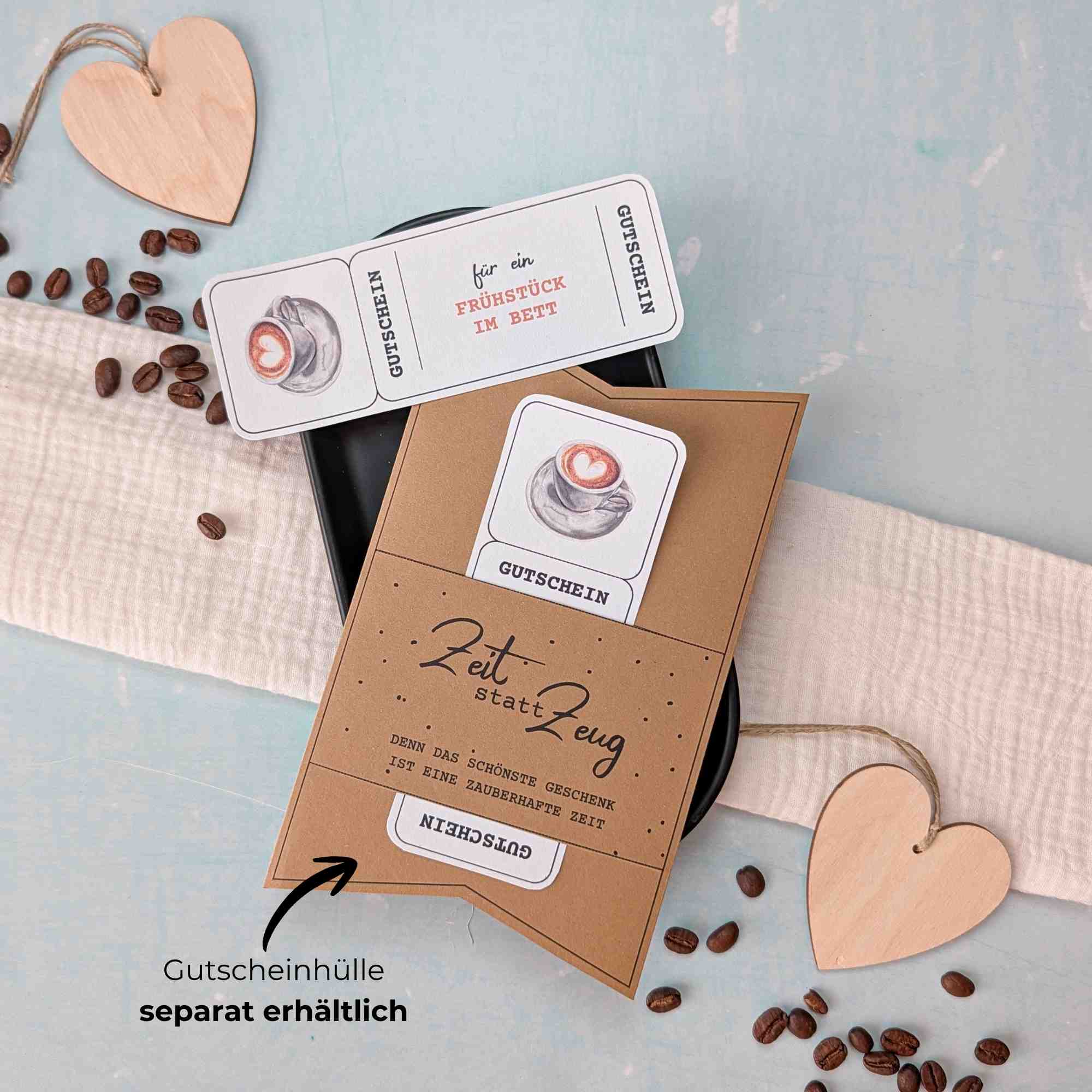 Frühstück im Bett Gutschein Vorlage zum Ausdrucken. Der Gutschein steckt in einer Gutscheinkarte, auf der steht „Zeit statt Zeug“. Diese Gutscheinkarte muss separat erworben werden. Liebevoll gestaltete Druckvorlagen, um ganz einfach einen Gutschein Frühstück im Bett selber basteln zu können.