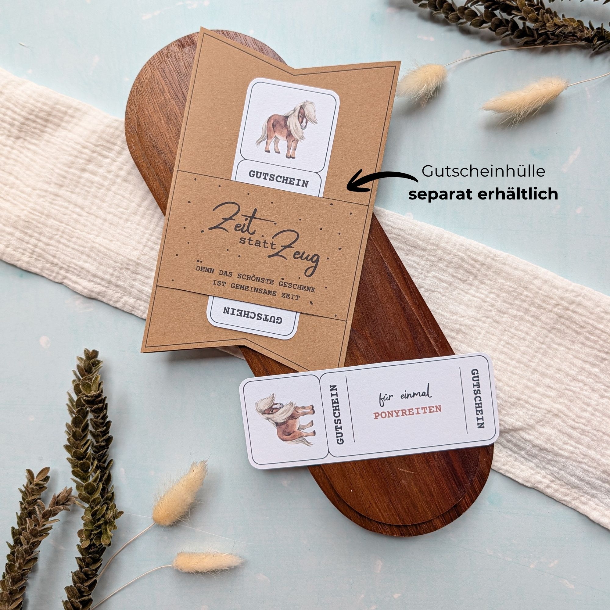 Ponyreiten Gutschein Vorlage zum Ausdrucken. Der Gutschein steckt in einer Gutscheinkarte, auf der steht „Zeit statt Zeug“. Diese Gutscheinkarte muss separat erworben werden. Liebevoll gestaltete Druckvorlagen, um ganz einfach einen Gutschein Ponyreiten selber basteln zu können.