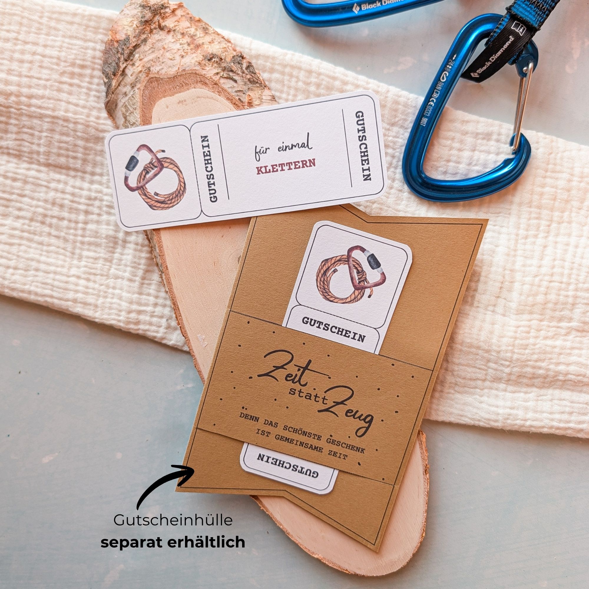 Klettern Gutschein Vorlage zum Ausdrucken. Der Gutschein steckt in einer Gutscheinkarte, auf der steht „Zeit statt Zeug“. Diese Gutscheinkarte muss separat erworben werden. Liebevoll gestaltete Druckvorlagen, um ganz einfach einen Gutschein Klettern selber basteln zu können.
