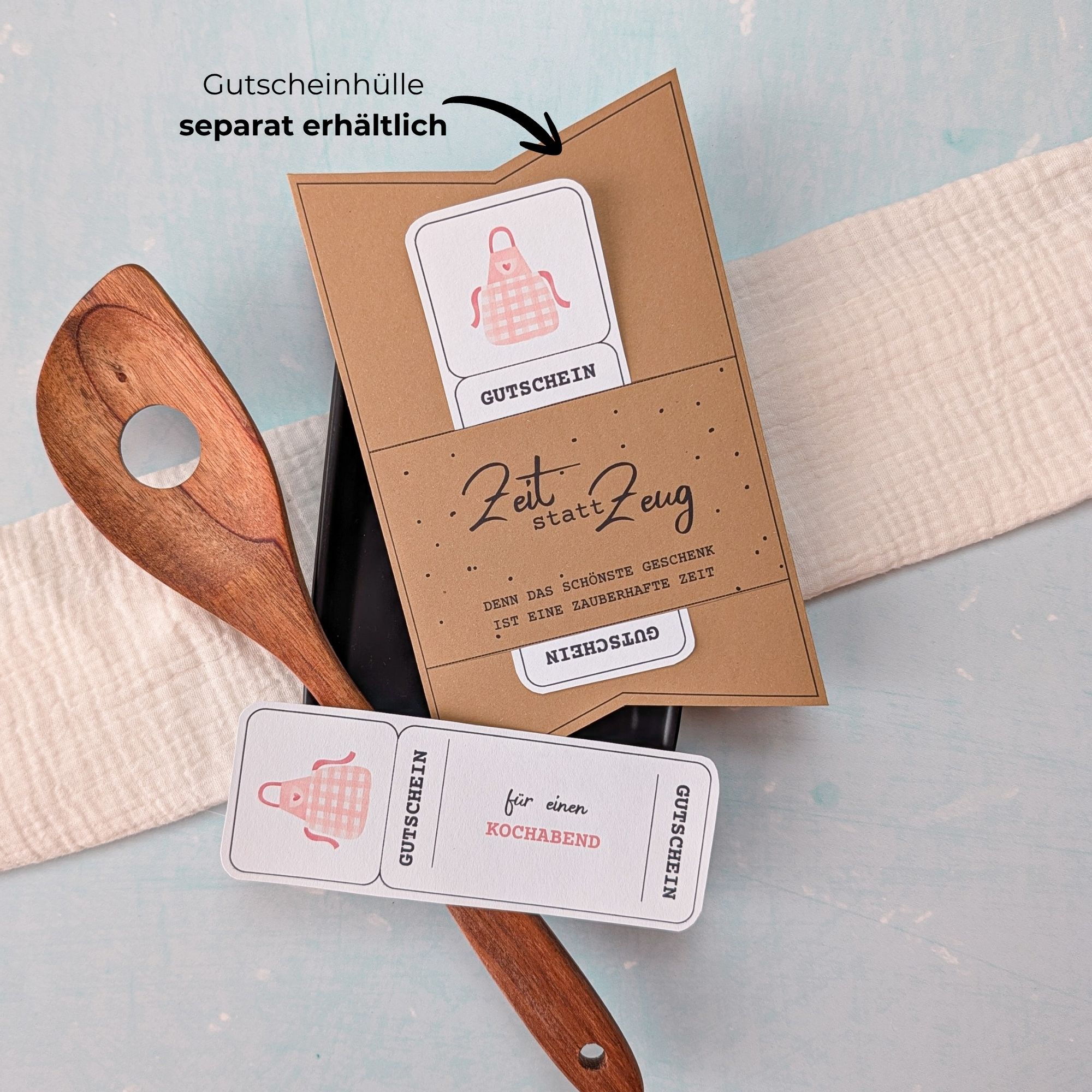 Kochabend Gutschein Vorlage zum Ausdrucken. Der Gutschein steckt in einer Gutscheinkarte, auf der steht „Zeit statt Zeug“. Diese Gutscheinkarte muss separat erworben werden. Liebevoll gestaltete Druckvorlagen, um ganz einfach einen Gutschein Kochabend selber basteln zu können.