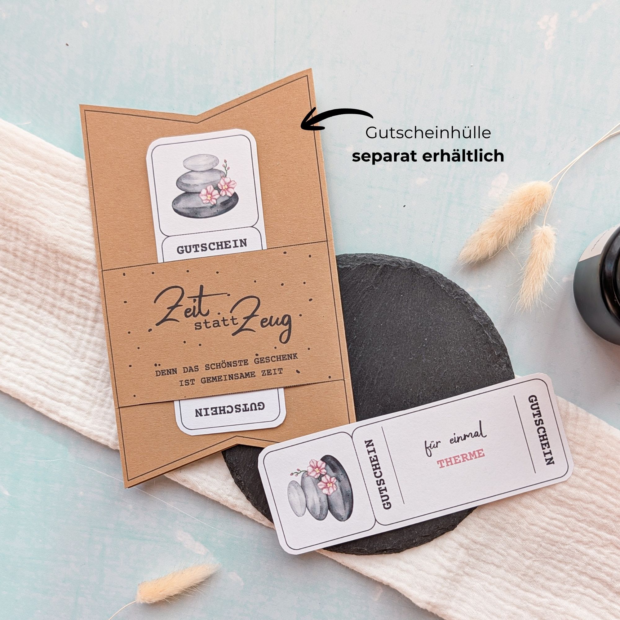 Therme Gutschein Vorlage zum Ausdrucken. Der Gutschein steckt in einer Gutscheinkarte, auf der steht „Zeit statt Zeug“. Diese Gutscheinkarte muss separat erworben werden. Liebevoll gestaltete Druckvorlagen, um ganz einfach einen Gutschein Therme selber basteln zu können.