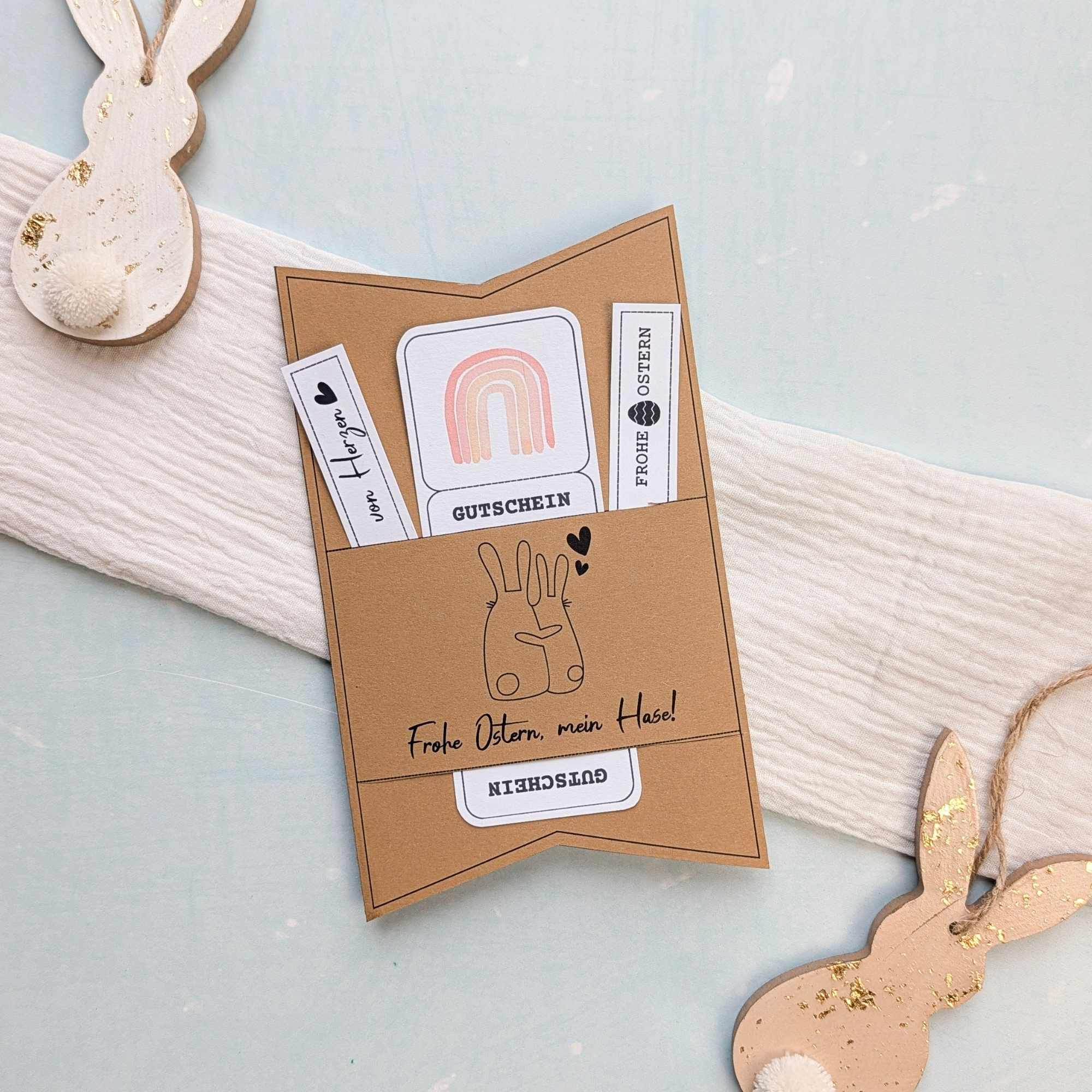 Ein fertig gebastelter Gutschein für Ostern mit einem umarmenden Osterhase Motiv. Diese digitale Druckvorlage eignet sich perfekt als liebevolles DIY Geschenk. Lade die PDF Vorlage herunter und zaubere im Handumdrehen ein kreatives Last Minute Geschenk inklusive dekorativer Einstecker für deine Liebsten.