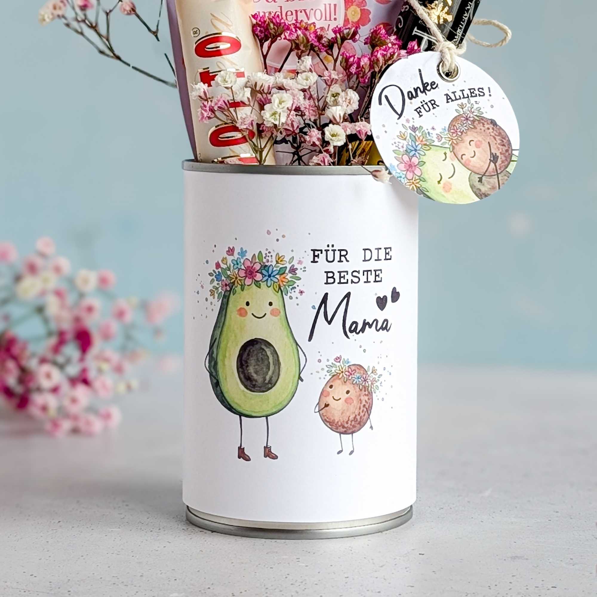 Muttertag Dose Upcycling Die perfekte digitale Druckvorlage für eine kreative Beste Mama Muttertag Upcyling Geschenkidee: Eine dekorierte Dose mit dem Spruch 'Für die beste Mama', liebevoll gefüllt mit Snacks und Blumen als schnelles DIY Projekt.