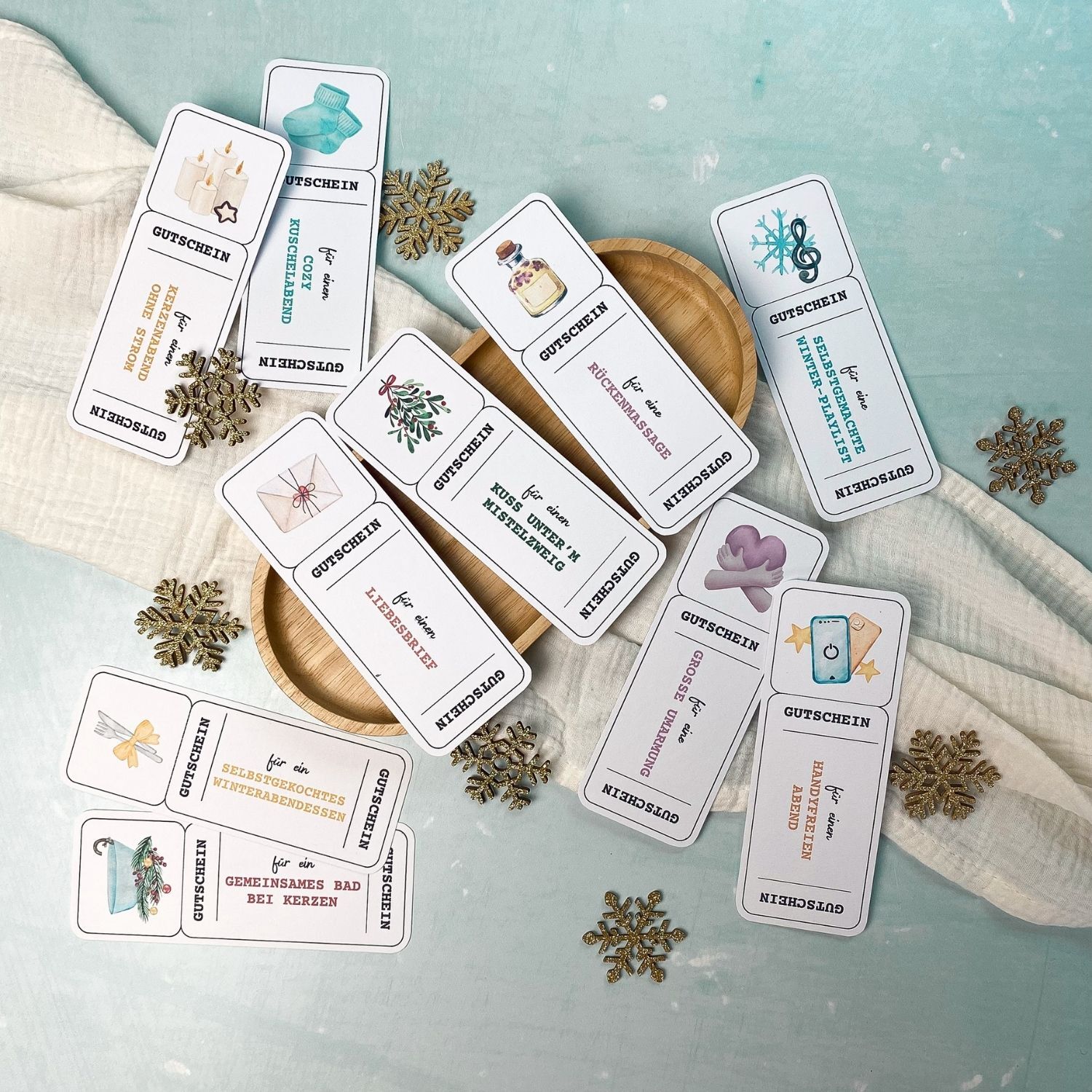 Weihnachtsmomente für zwei Gutscheine Gutschein Bundle ‚Romantisch & persönlich‘ als Weihnachts-Druckvorlage zum Ausdrucken – mit Ideen wie ‚für eine Rückenmassage‘, ‚für ein gemeinsames Bad bei Kerzen‘, ‚für einen Kuss unterm Mistelzweig‘, ‚für einen liebevollen Brief‘ oder ‚für ein selbstgekochtes Winterabendessen‘.