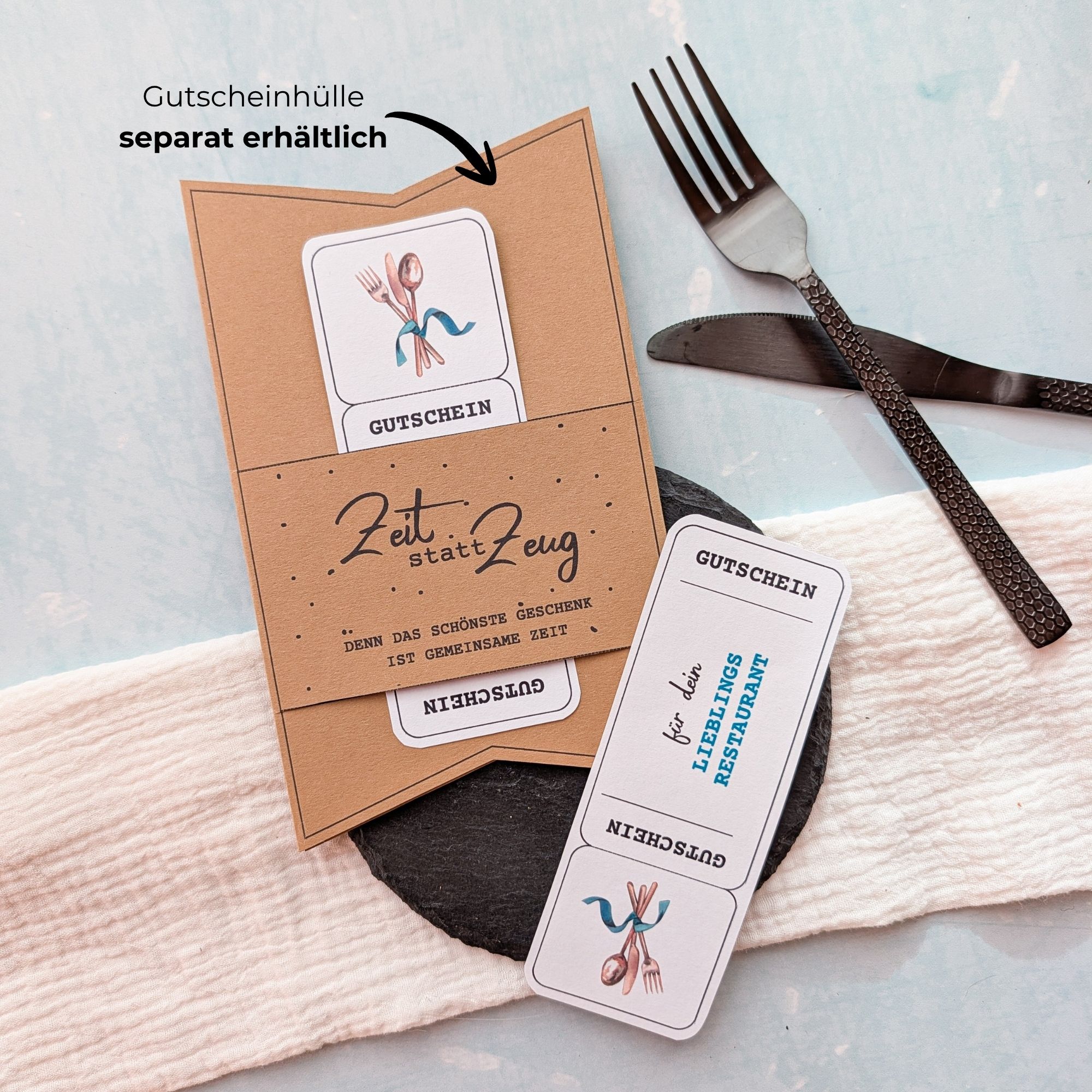 Lieblingsrestaurant Gutschein Vorlage zum Ausdrucken. Der Gutschein steckt in einer Gutscheinkarte, auf der steht „Zeit statt Zeug“. Diese Gutscheinkarte muss separat erworben werden. Liebevoll gestaltete Druckvorlagen, um ganz einfach einen Gutschein Lieblingsrestaurant selber basteln zu können.