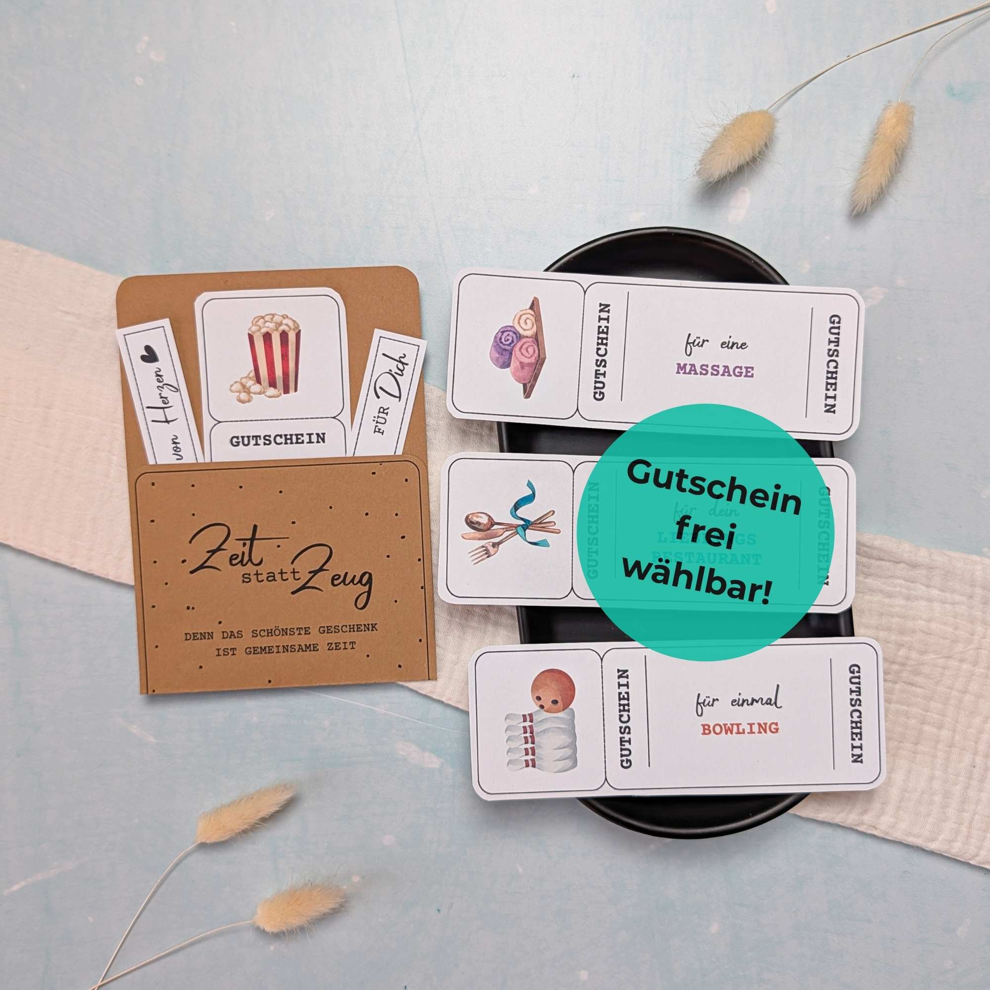 Personalisierter Gutschein handgemacht – Kinogutschein mit Wahlmöglichkeiten Personalisierter Gutschein handgemacht: fertig gebastelte Gutscheinkarte mit eingestecktem Kinogutschein, daneben liegen drei weitere Gutscheinoptionen (Massage, Restaurant, Bowlen) als Symbol für flexible Kombinationsmöglichkeiten und Zeit statt Zeug Geschenke.