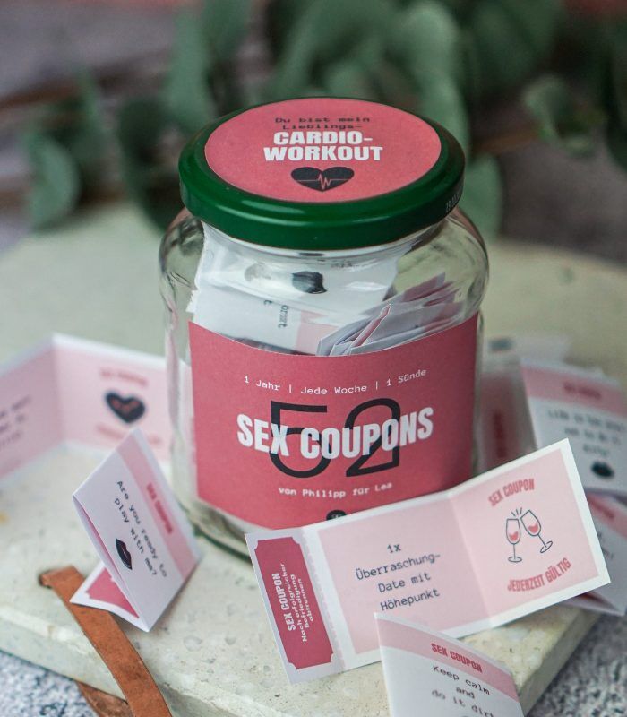 Sex Coupons für sie in einem Glas.