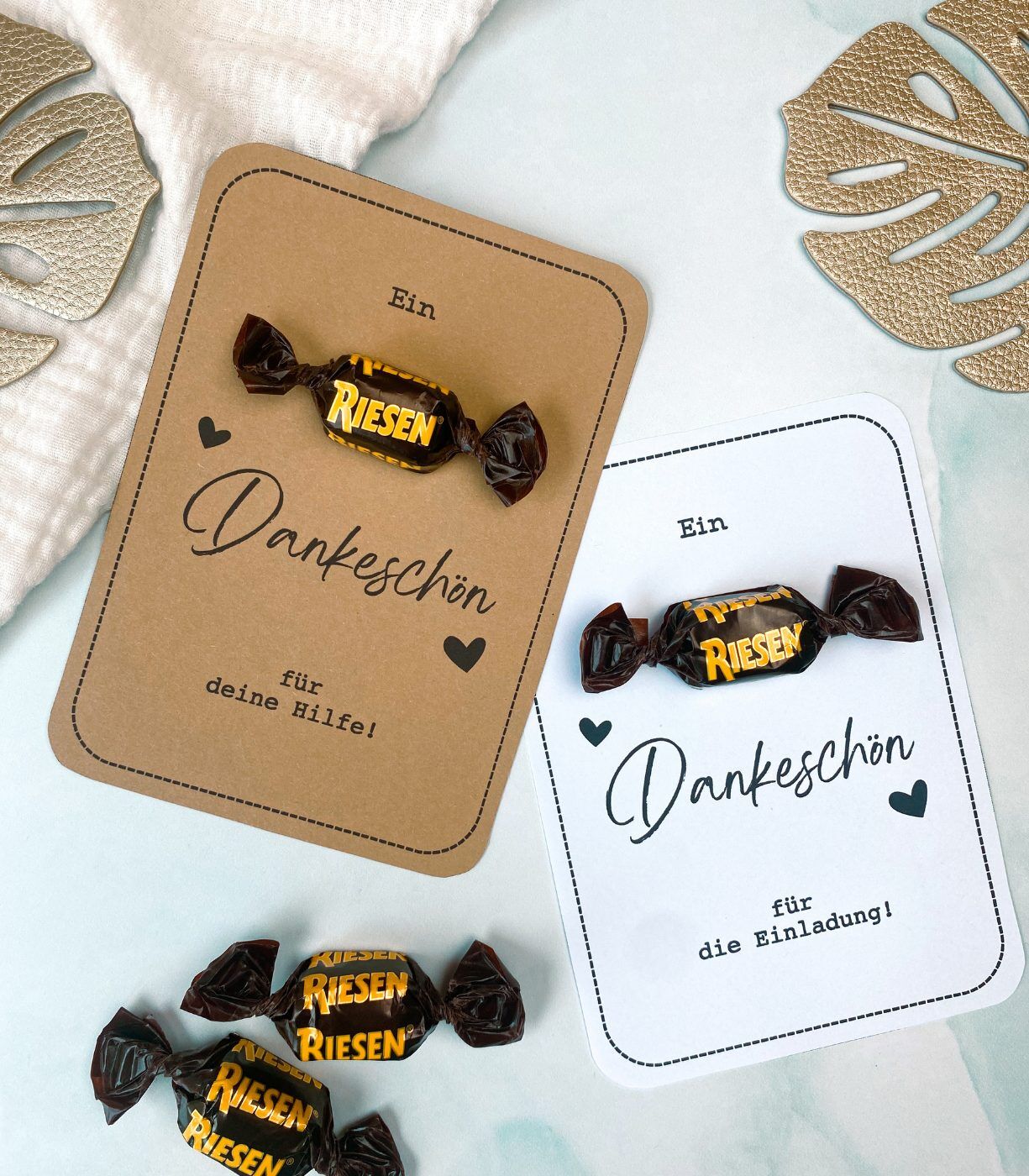Riesen Dankeschön Karte Zwei Dankeskarten mit aufgeklebten Riesen-Bonbons. Eine Karte auf Kraftkarton gedruckt mit dem Spruch - Ein Riesen Dankeschön für deine Hilfe. Die andere Karte auf weißem Papier gedruckt mit dem Spruch - Ein Riesen Dankeschön für die Einladung.