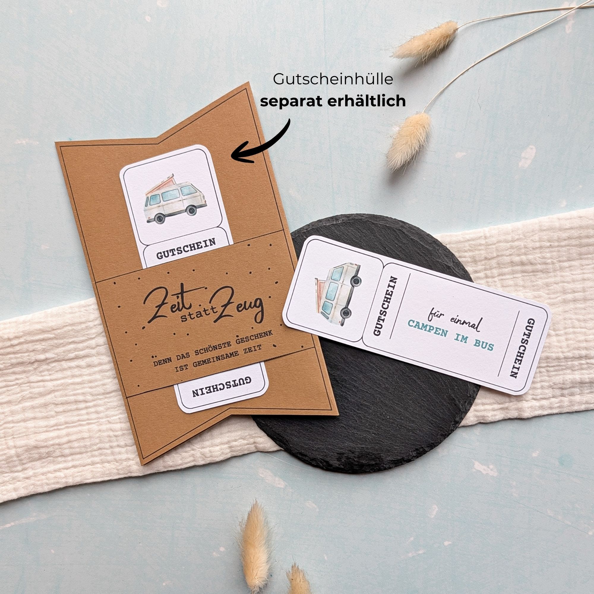 Camping Gutschein Vorlage zum Ausdrucken. Der Gutschein steckt in einer Gutscheinkarte, auf der steht „Zeit statt Zeug“. Diese Gutscheinkarte muss separat erworben werden. Liebevoll gestaltete Druckvorlagen, um ganz einfach einen Gutschein Camping selber basteln zu können.