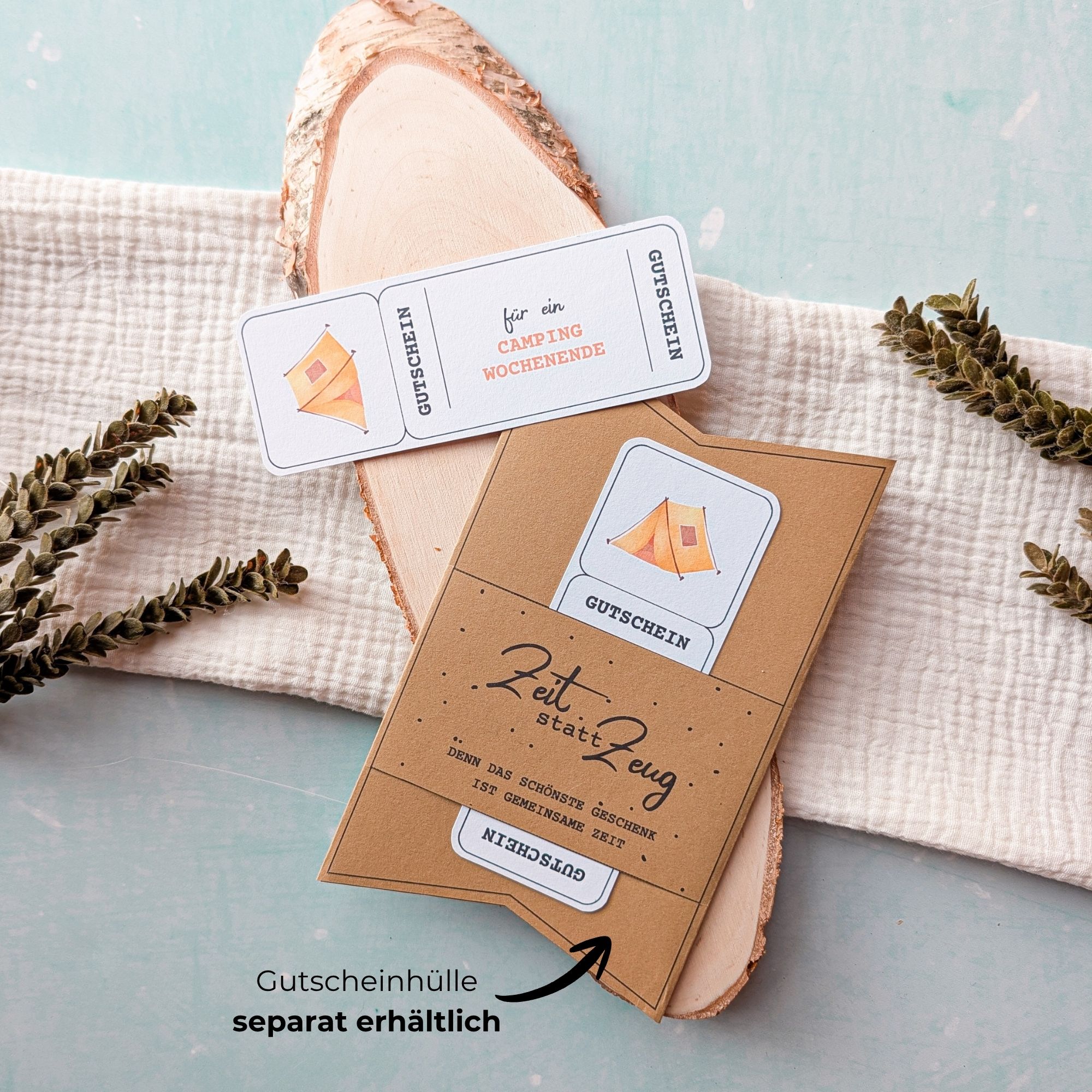 Camping-Wochenende Gutschein Vorlage Camping-Wochenende Gutschein Vorlage zum Ausdrucken. Der Gutschein steckt in einer Gutscheinkarte, auf der steht „Zeit statt Zeug“. Diese Gutscheinkarte muss separat erworben werden. Liebevoll gestaltete Druckvorlagen, um ganz einfach einen Gutschein Camping-Wochenende selber basteln zu können.
