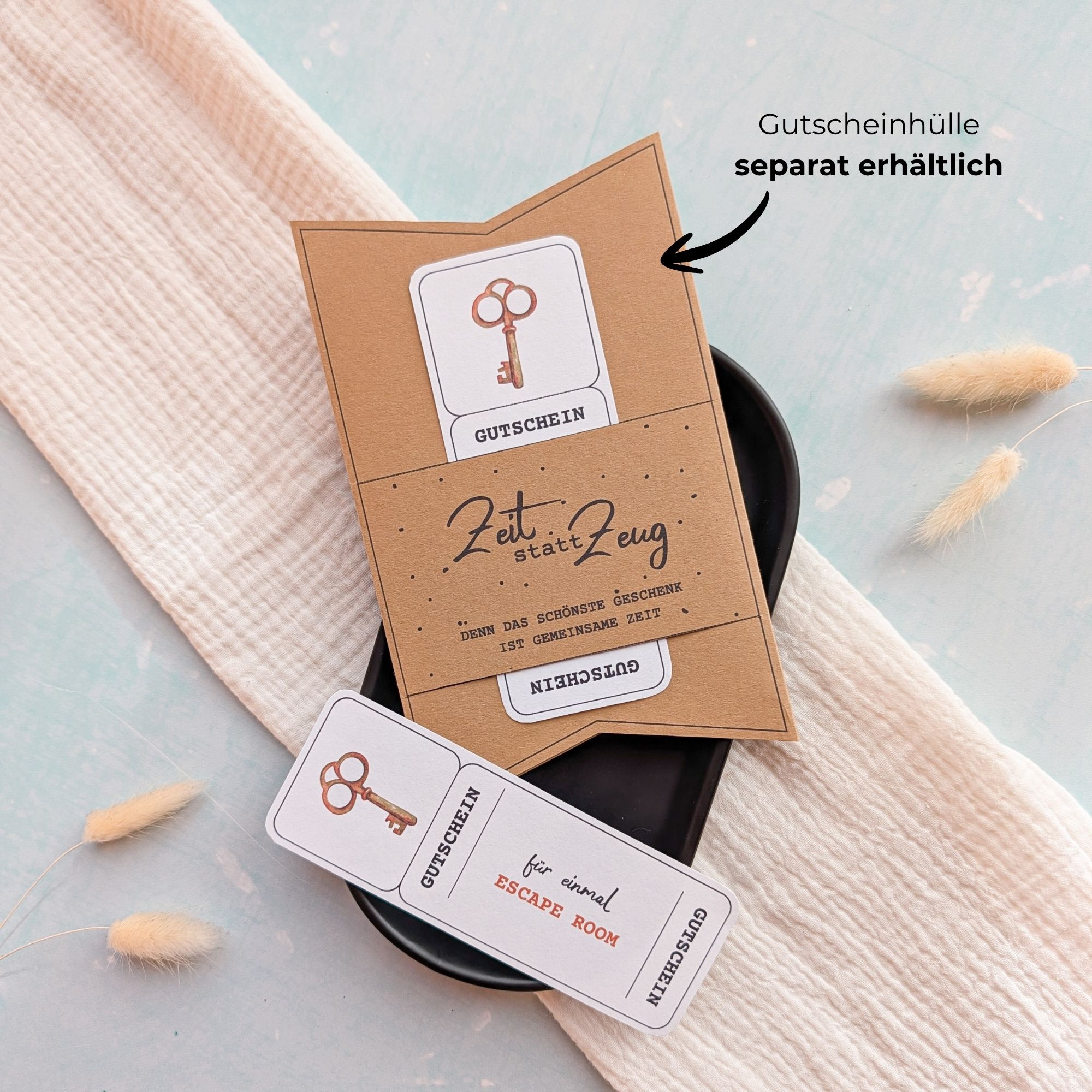 Escape Room Gutschein Druckvorlage1 Escape Room Gutschein Vorlage zum Ausdrucken. Der Gutschein steckt in einer Gutscheinkarte, auf der steht „Zeit statt Zeug“. Diese Gutscheinkarte muss separat erworben werden. Liebevoll gestaltete Druckvorlagen, um ganz einfach einen Gutschein Escape Room selber basteln zu können.