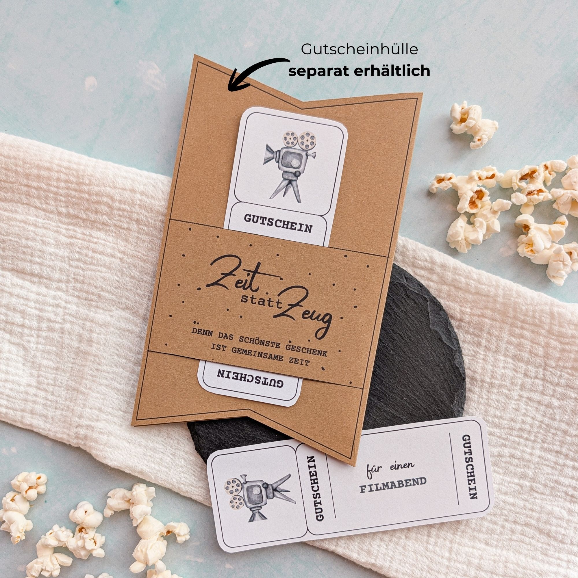 Filmabend Gutschein Druckvorlage1 Filmabend Gutschein Vorlage zum Ausdrucken. Der Gutschein steckt in einer Gutscheinkarte, auf der steht „Zeit statt Zeug“. Diese Gutscheinkarte muss separat erworben werden. Liebevoll gestaltete Druckvorlagen, um ganz einfach einen Gutschein Filmabend selber basteln zu können.