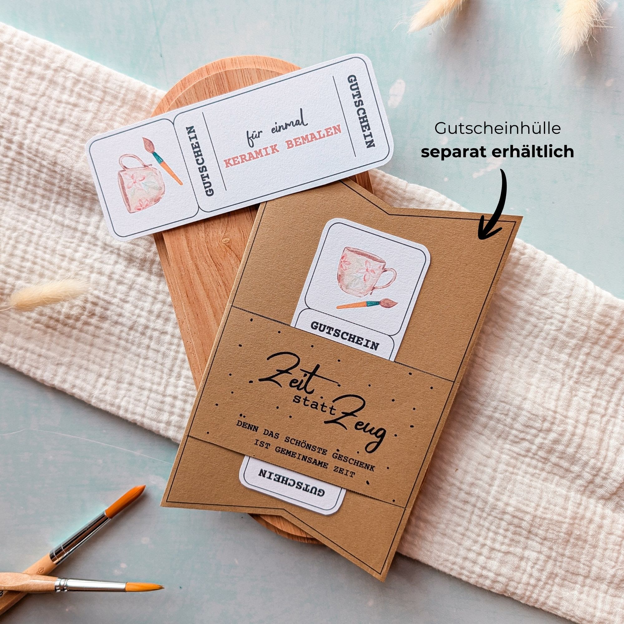 Keramik bemalen Gutschein Vorlage Keramik bemalen Gutschein Vorlage zum Ausdrucken. Der Gutschein steckt in einer Gutscheinkarte, auf der steht „Zeit statt Zeug“. Diese Gutscheinkarte muss separat erworben werden. Liebevoll gestaltete Druckvorlagen, um ganz einfach einen Gutschein Keramik bemalen selber basteln zu können.